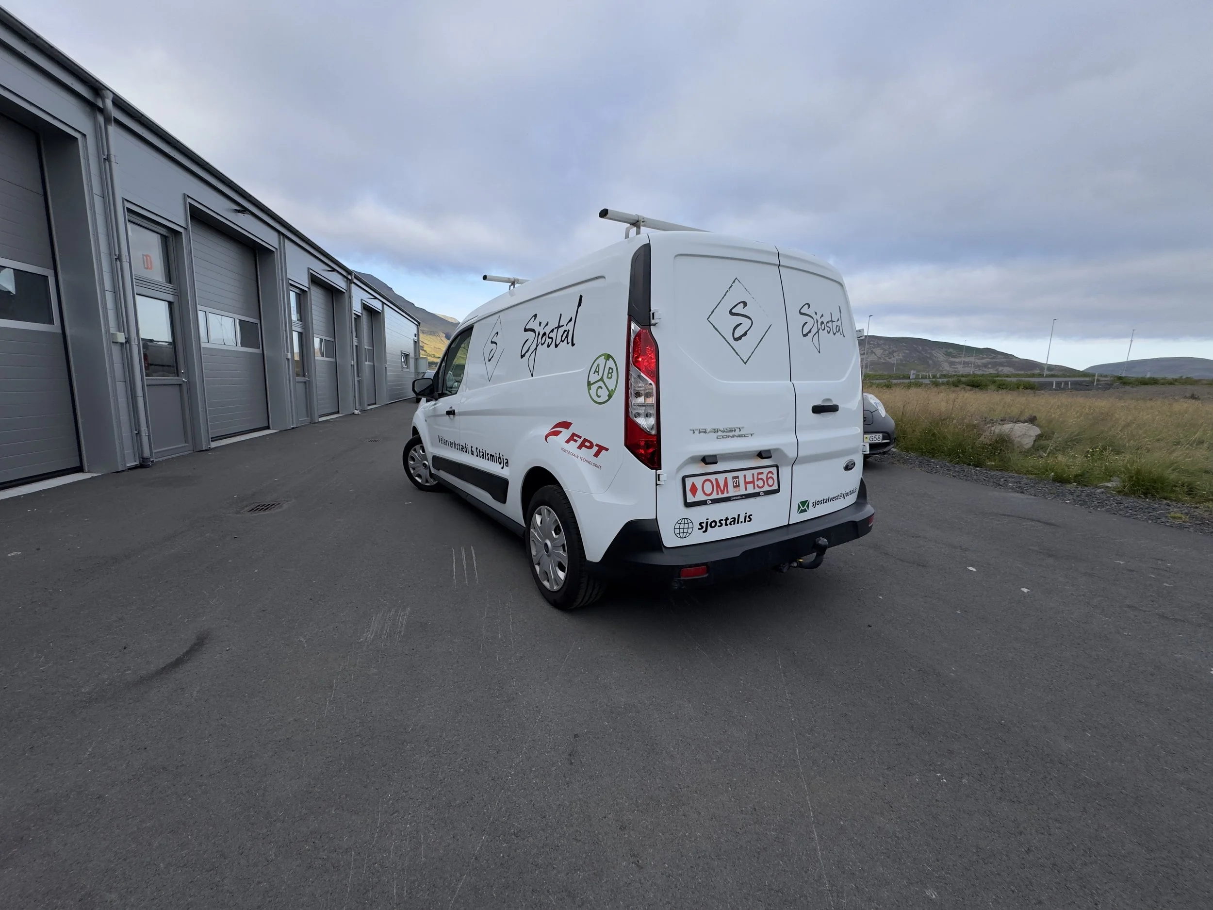 Bílamerkingar fyrir Sjóstál á þjónustubíl – framleiðsla og uppsetning LXB