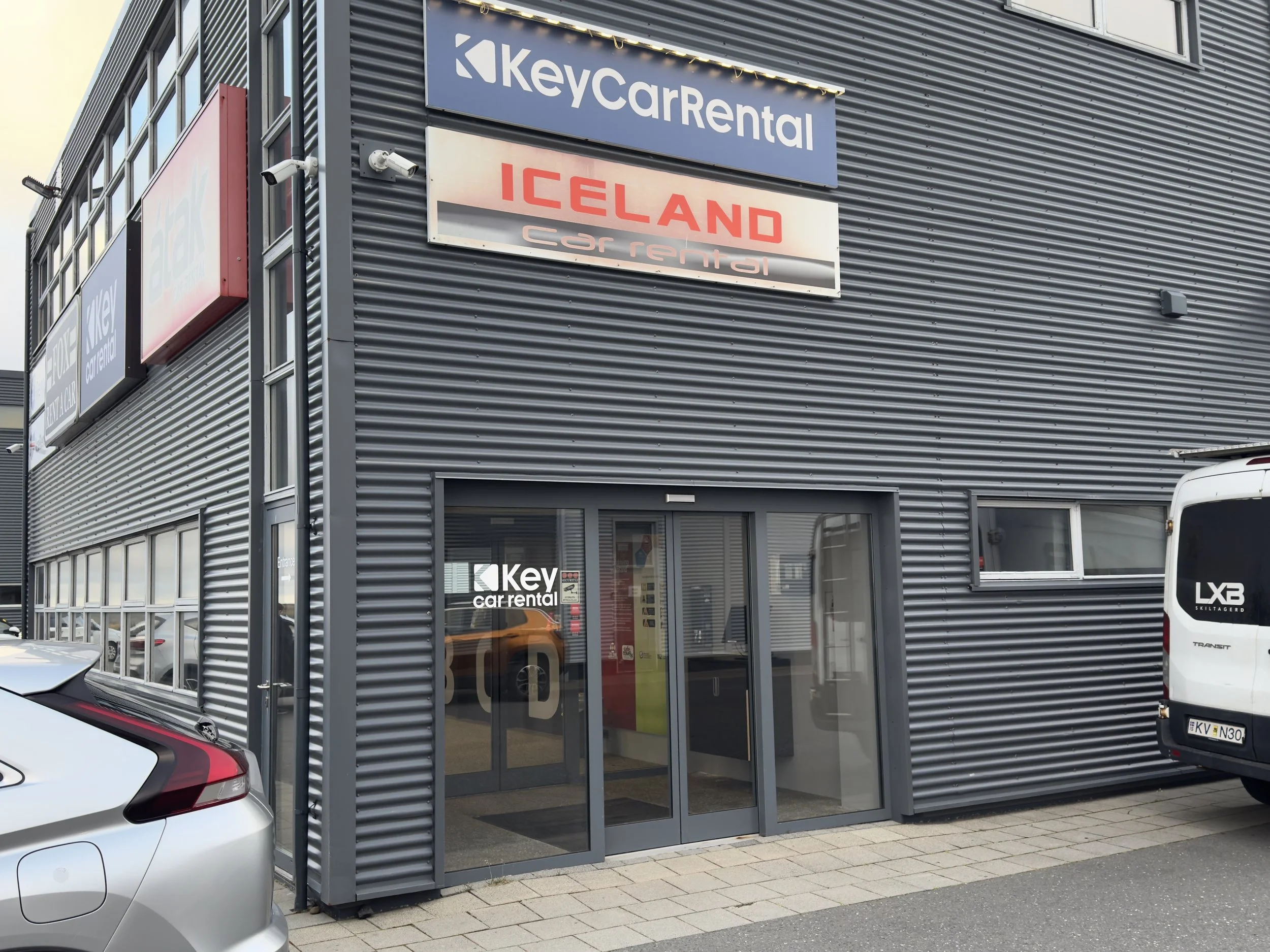 Skiltagerð fyrir Key Car Rental með samræmdum fyrirtækjamerkingum