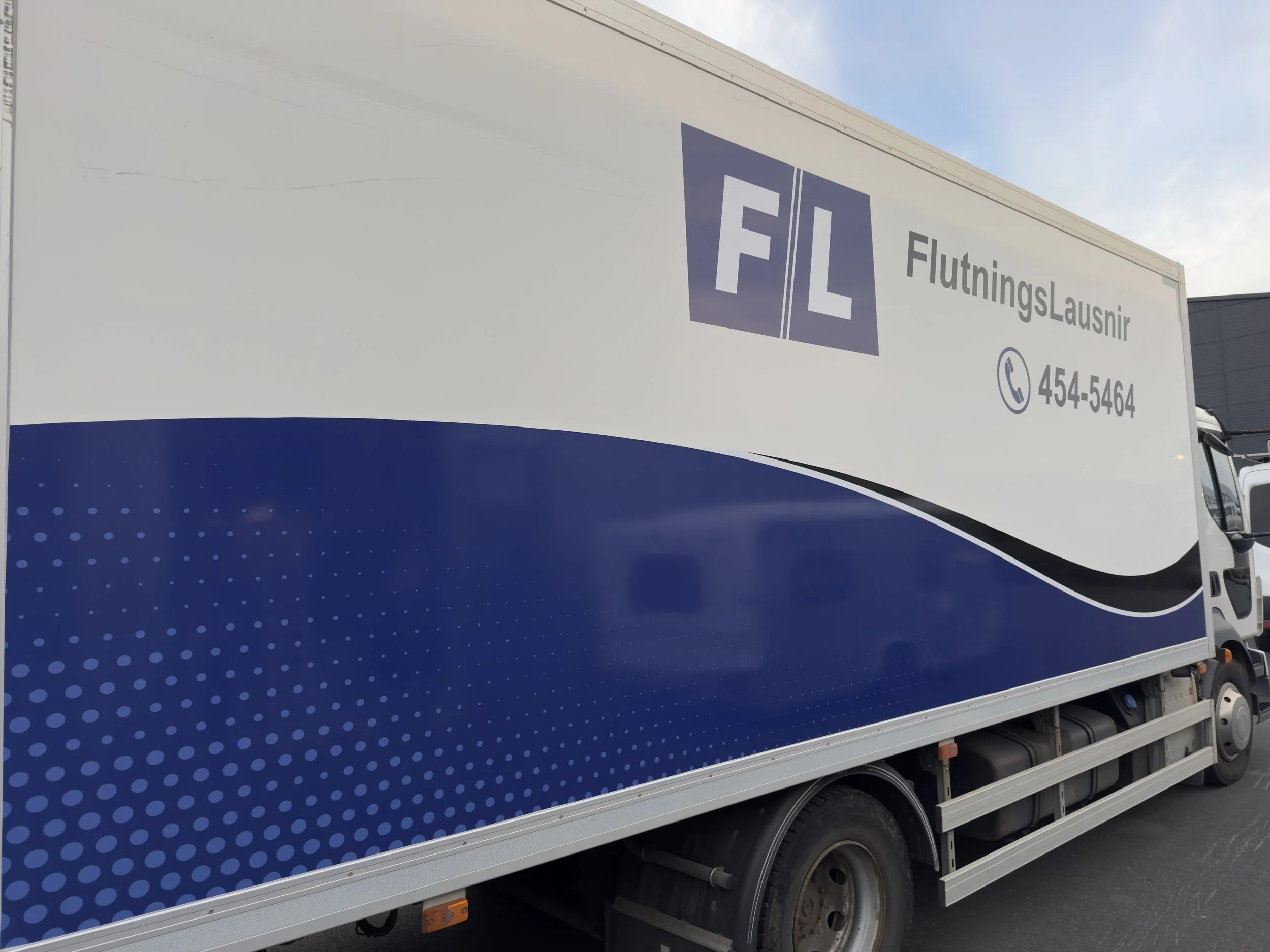FlutningsLausnir vörubíll með faglegum bílamerkingum frá LXB