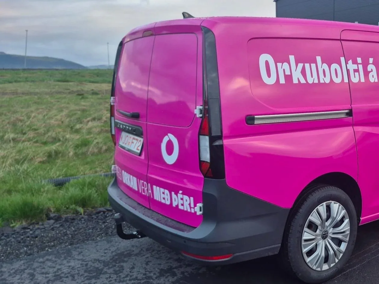 Bak- og hliðarsýn af heilmerktum sendibíl Orkunnar