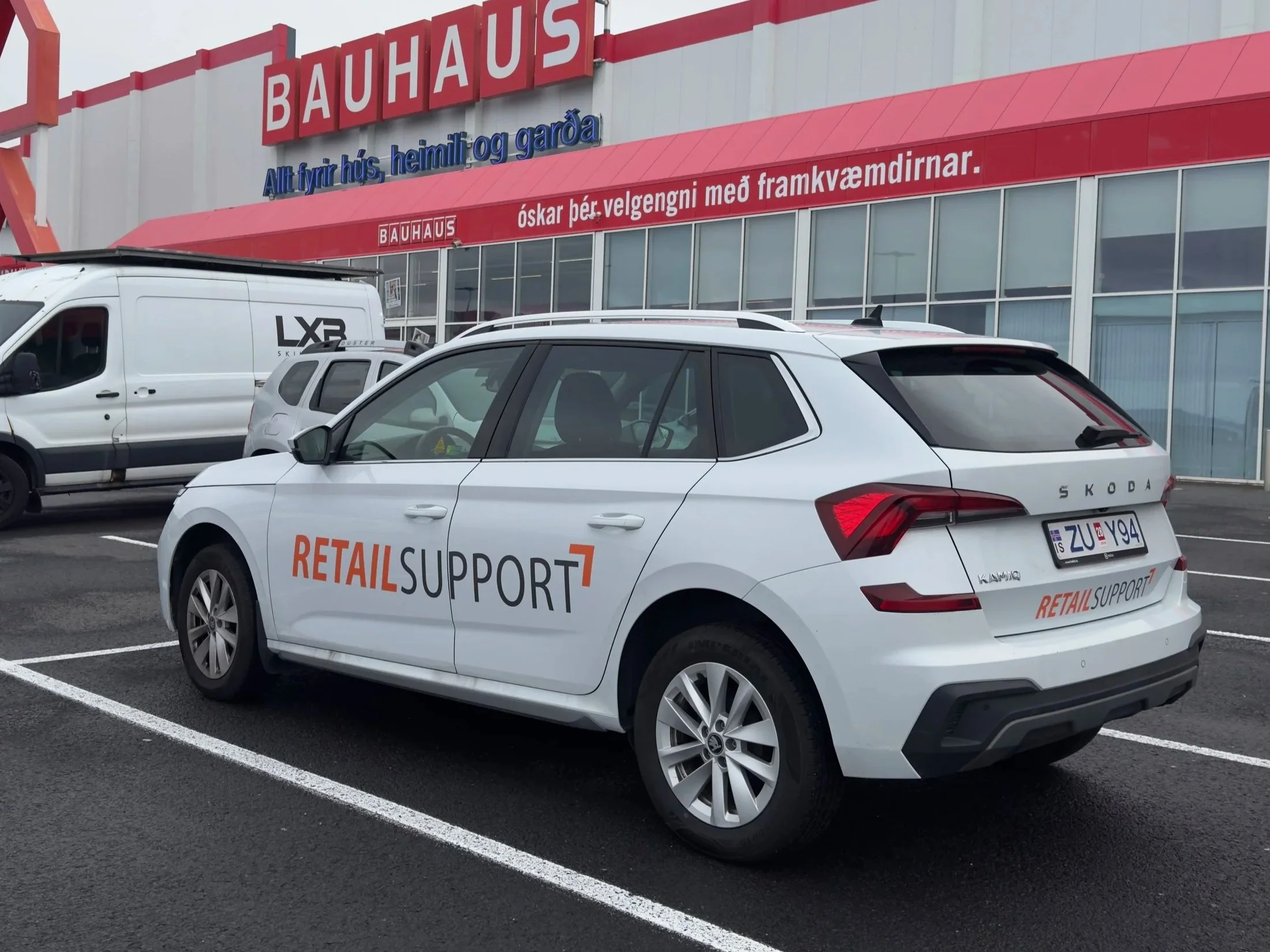 Retail Support bílamerkingar – fagleg merking á fyrirtækjabíl frá LXB