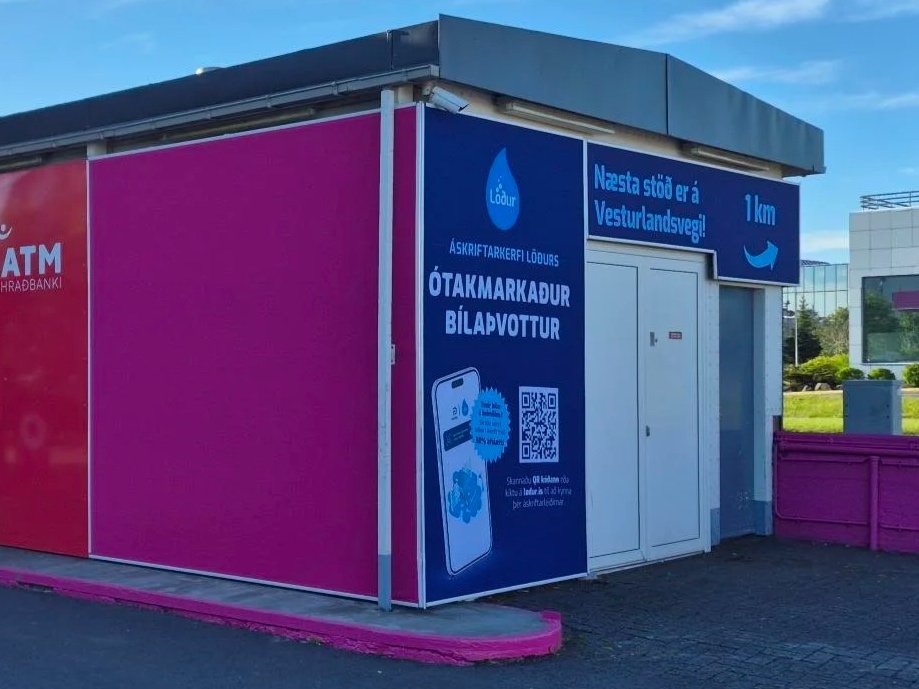 Nærmynd af auglýsingagrafík Orkunnar á útvegg þjónustustöðvarinnar