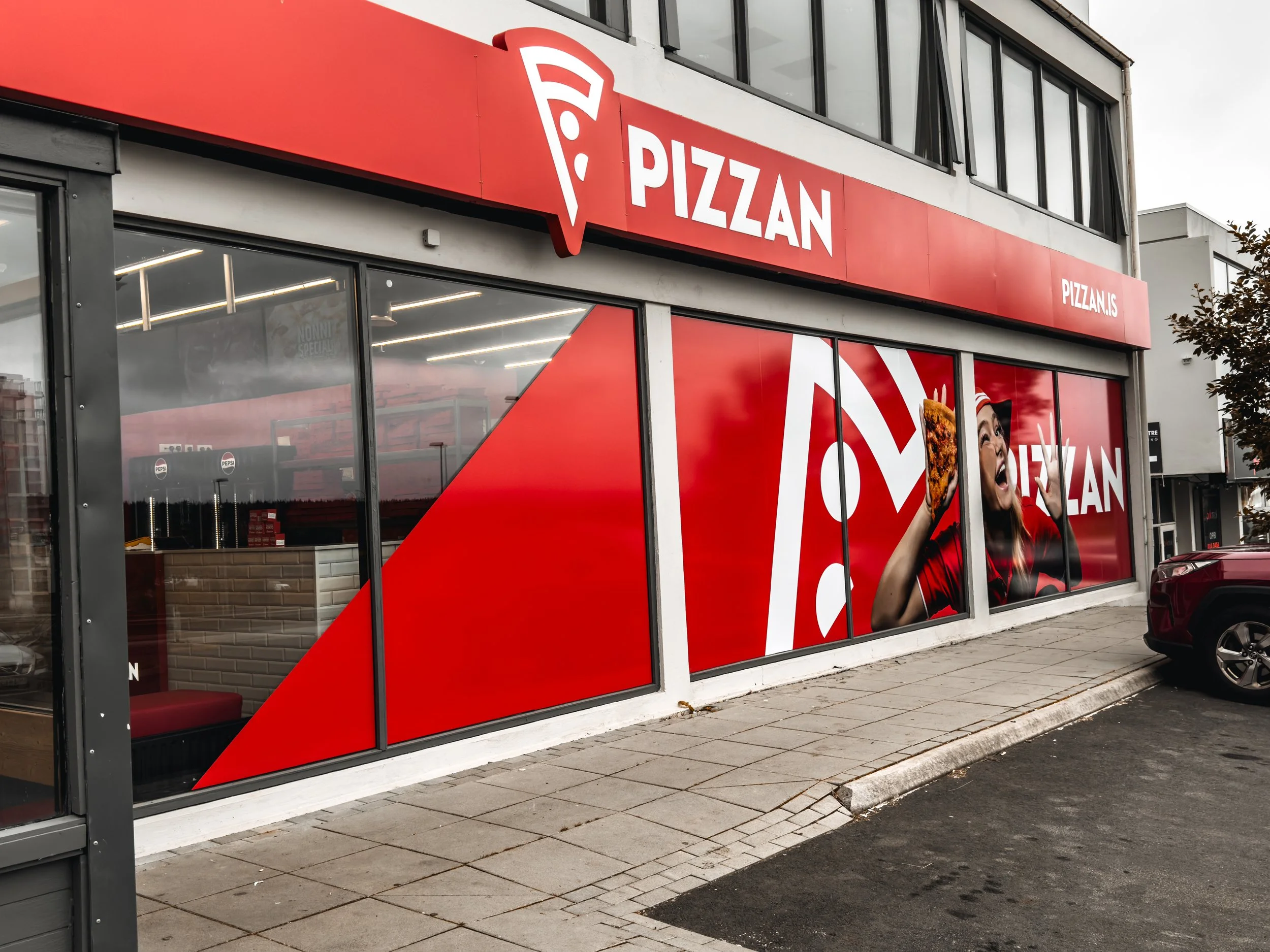 Prentaðar gluggamerkingar fyrir Pizzan – LXB