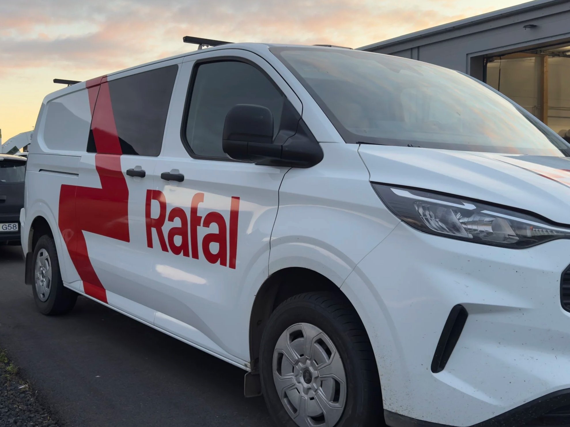 Bílamerkingar fyrir Rafal – rauð og hvít fyrirtækjamerking á Ford Transit