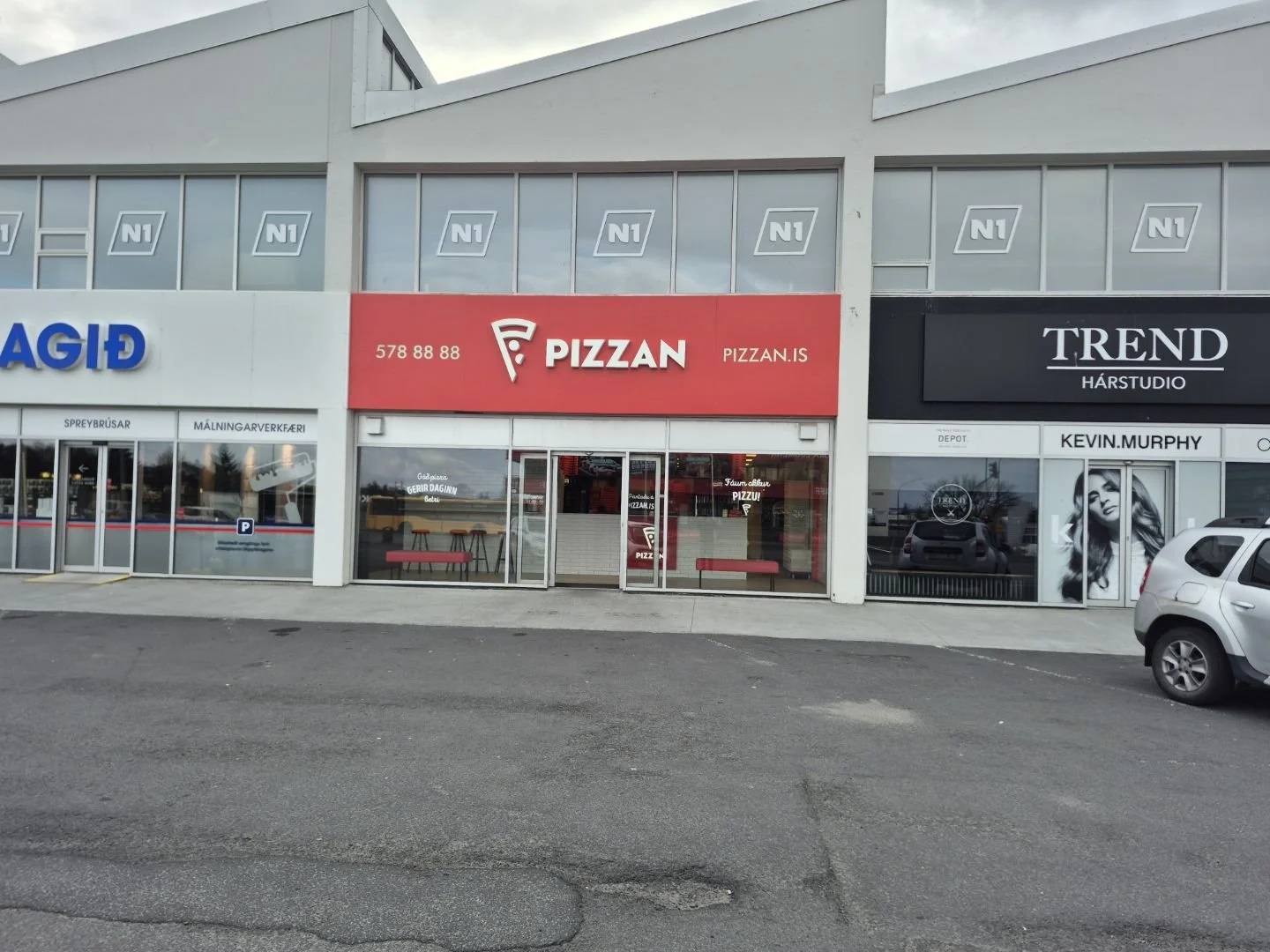 SkiltagerðSkilti og gluggamerkingar fyrir Pizzan – LXB
