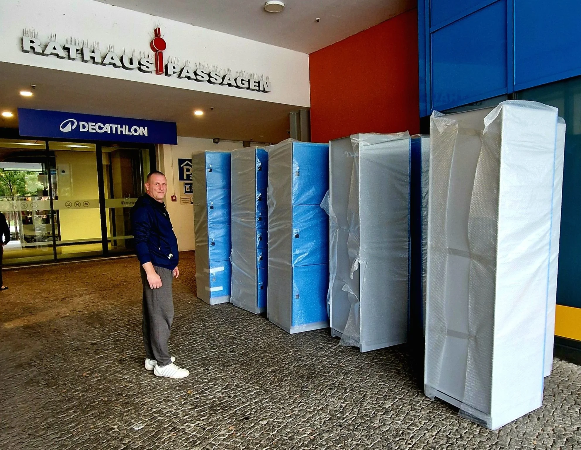 Montage des neuen Standorts in den Rathauspassagen Berlin