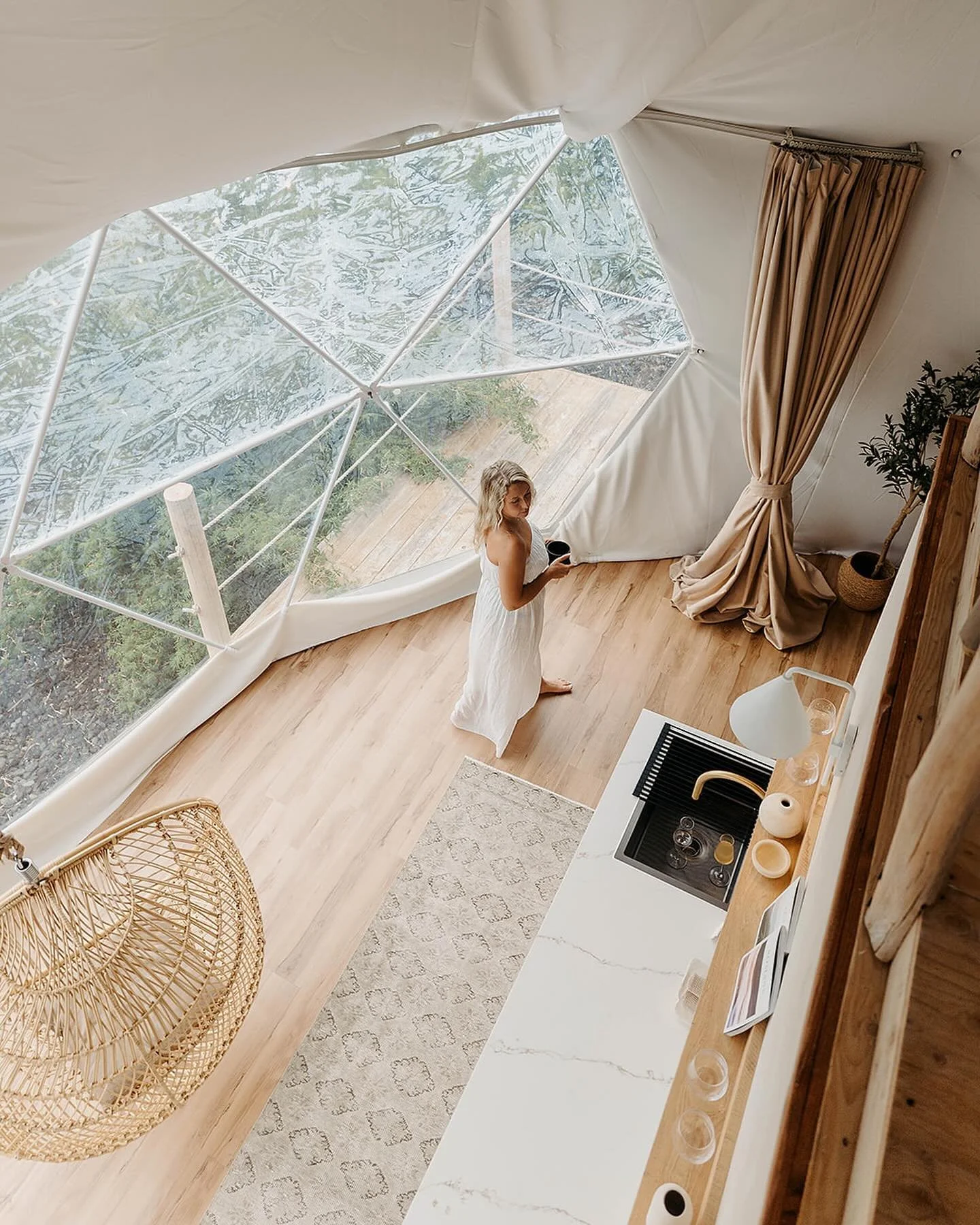 escape to south Hawaii&rsquo;s glamping paradise 😍 22 minutes from black sand beach &amp; south point cliffs 📍 

📸 : @flywith_ave