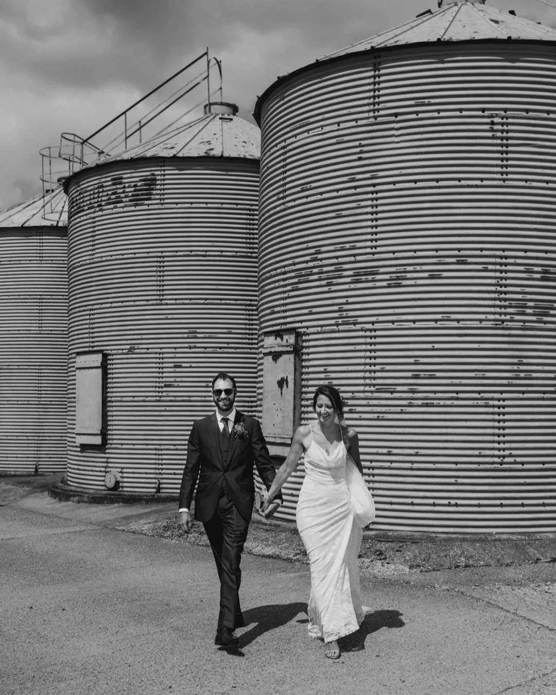 E F F O R T L E S S L Y  C O O L

There&rsquo;s just something about black &amp; white photography, isn&rsquo;t there? And with rustic barns and silos as the backdrop, it doesn&rsquo;t get much better. Absolutely adore this shot.

Coolest pic by @ver