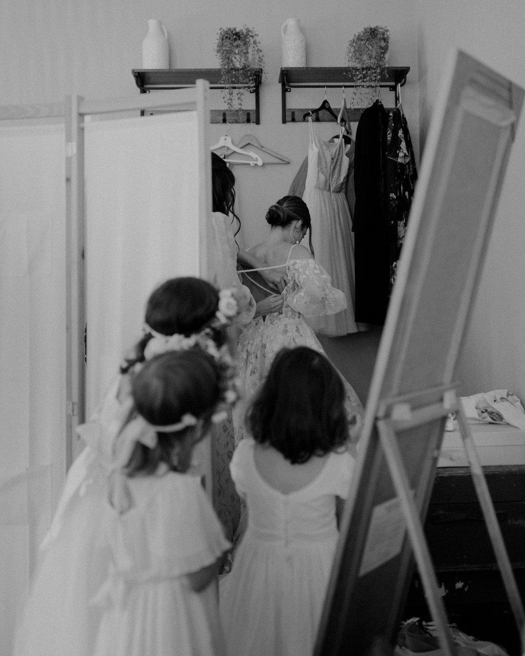 N O  P E E K I N G !

With two separate getting-ready spaces, there&rsquo;s plenty of room for you and both of your wedding parties to prepare in comfort - hair and makeup, dresses, suits, cufflinks, veils&hellip; the works 

All without seeing each 