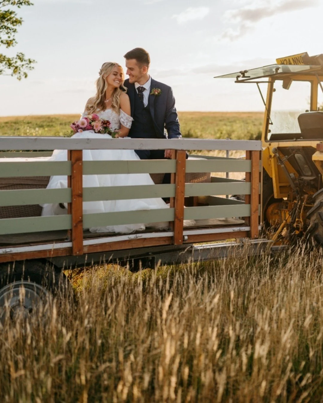 P E A C E &amp;  Q U I E T

Miss Flo our retro tractor is available for little ride out in to our rolling fields as newlyweds, stealing a few quiet minutes (and those all-important farm-style photos) just for the two of you.

Gorgeous photo by @purei