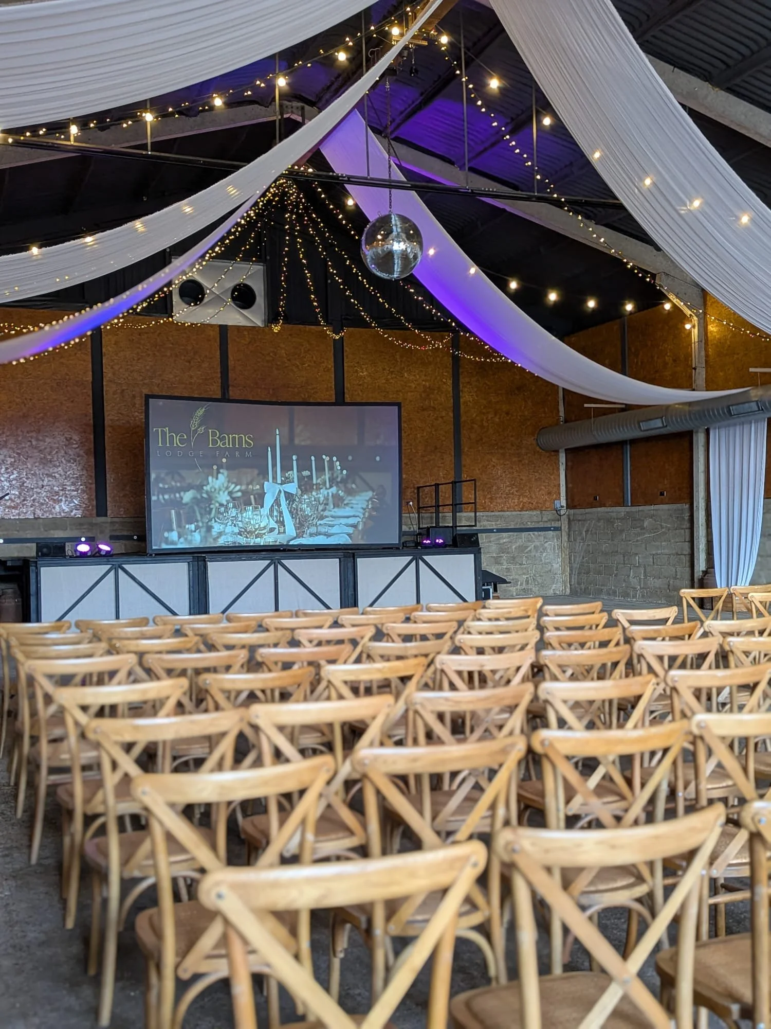 Stage & seating for 250 people watching a presentation