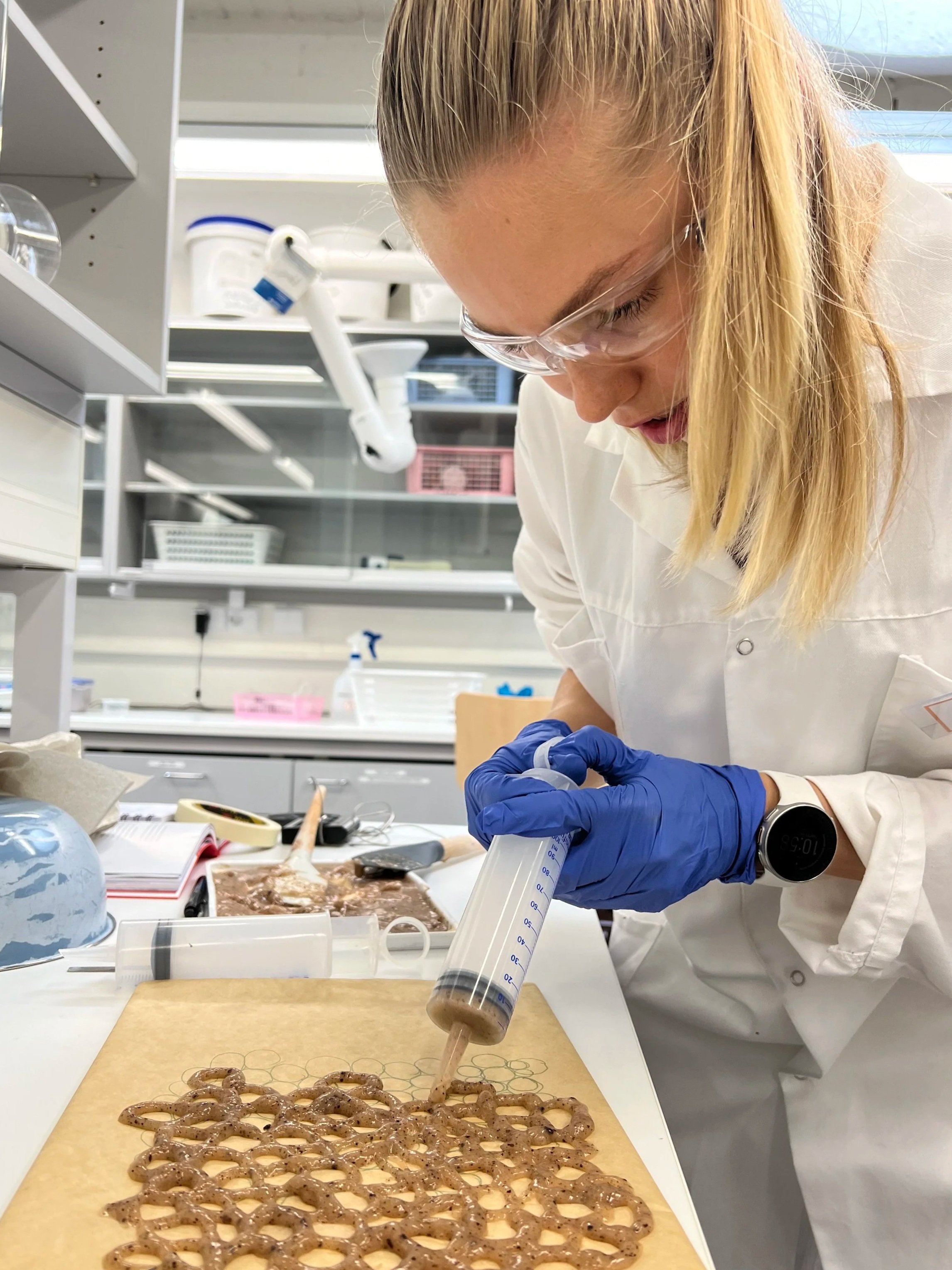 extruding biomaterials into a circle pattern