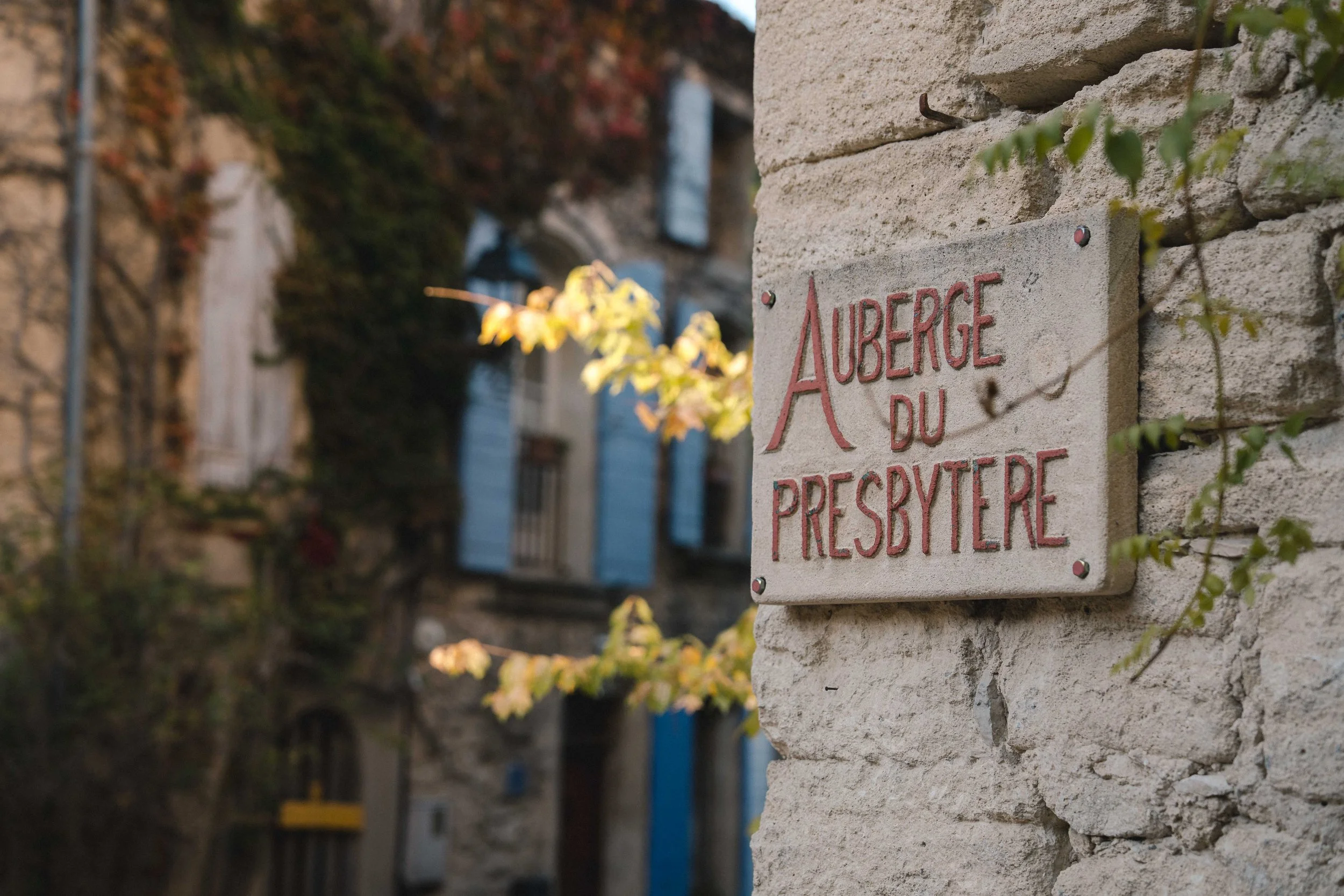Plaque de l’Auberge du Presbytère à Saignon.