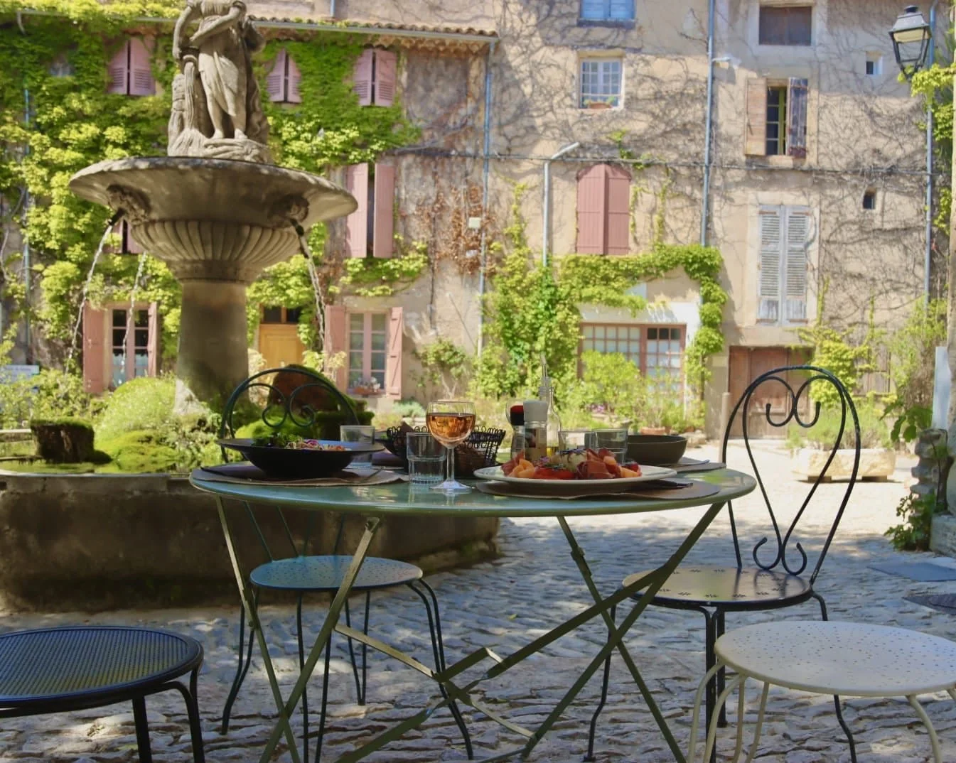 Breakfast on the fountain square in Saignon, in front of the Auberge du Presbytère.