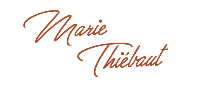 Texte manuscrit lisible : "Marie Thiebaut" en écriture cursive marron sur fond noir.