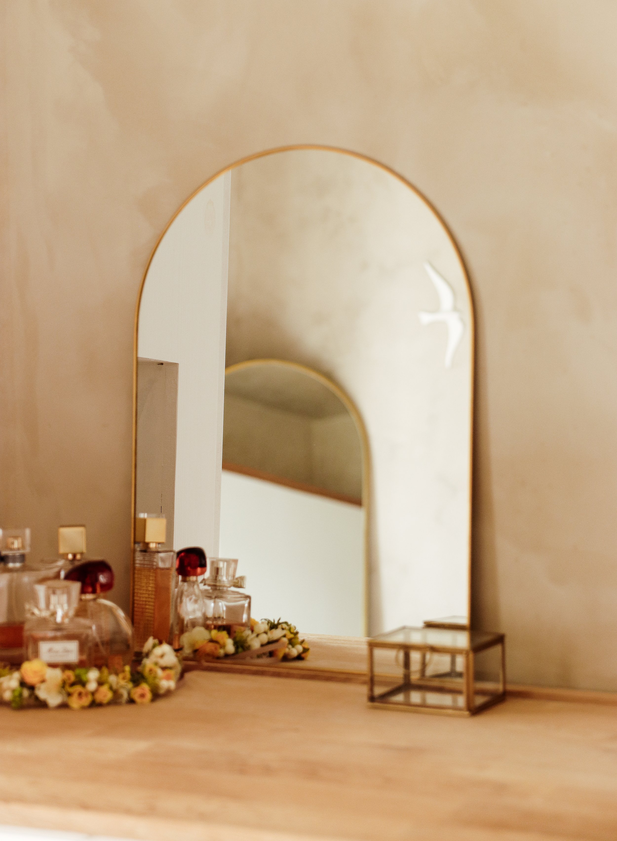 Miroir arche doré dans espace coiffeuse, jeux de miroirs