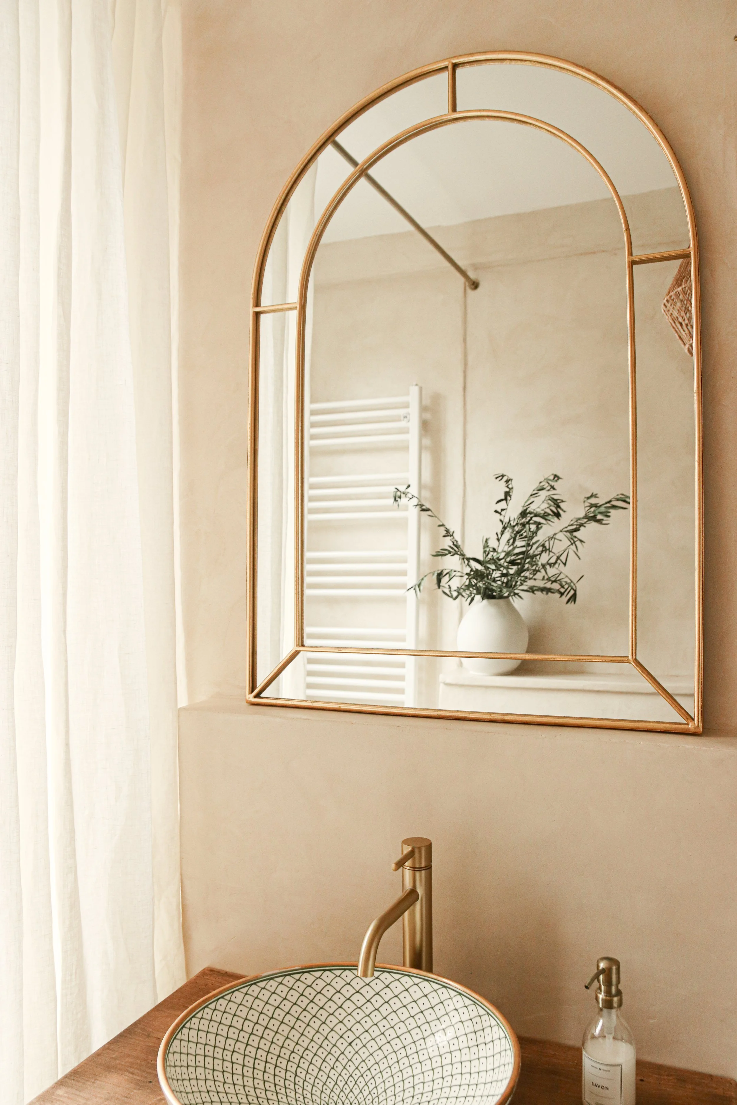 Meuble vasque en bois et vasque d'artisanat marocain, robinetterie laiton, miroir arche type orangerie laiton - ambiance chaleureuse et naturelle