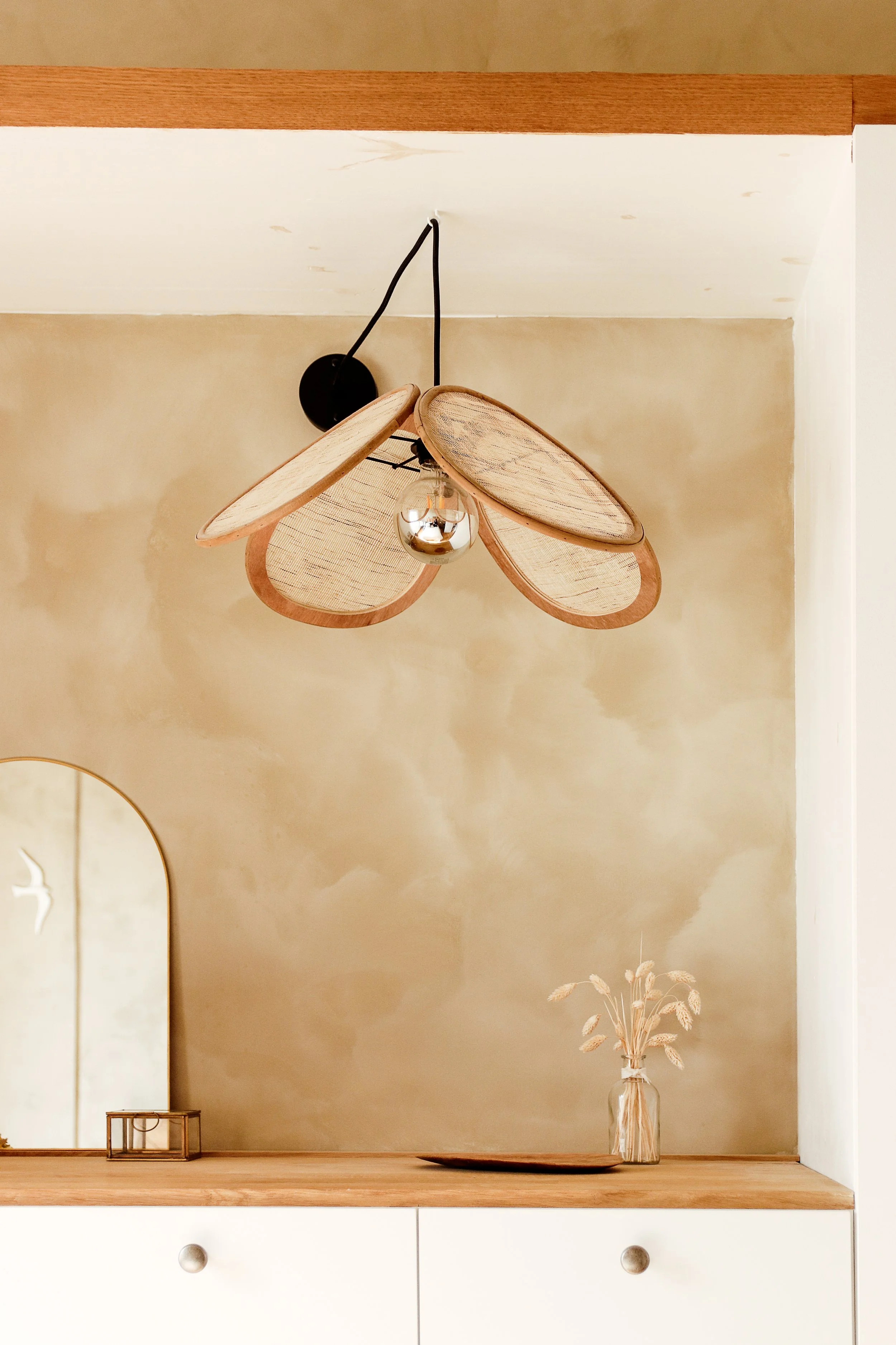 Niche dans dressing sur mesure en bois blanc, mur à la chaux beige