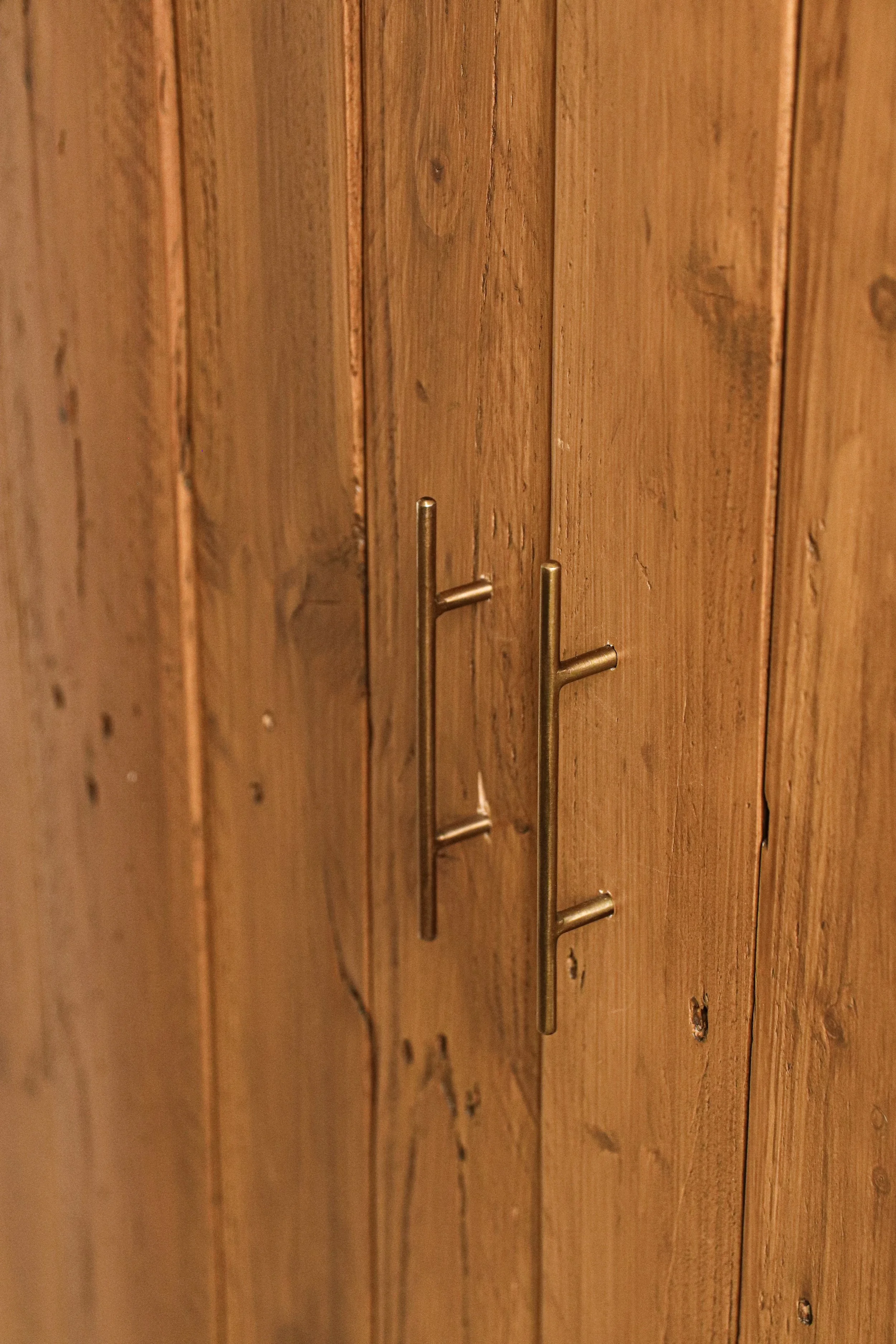 Meuble en bois sur mesure avec poignées en laiton