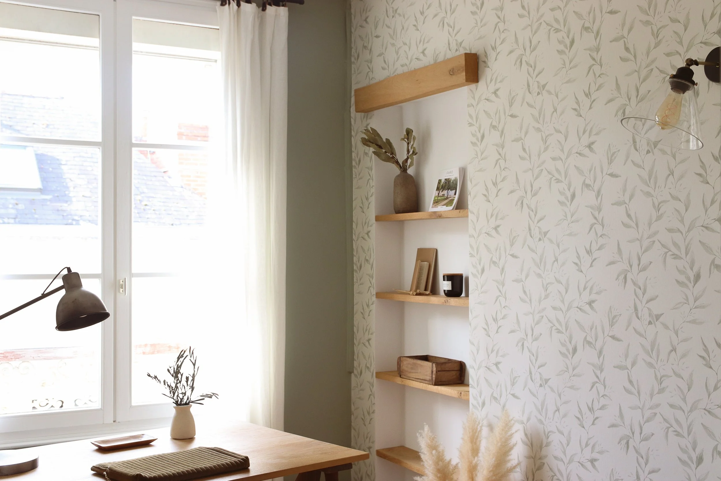 Création d'une niche avec étagères en bois dans bureau, papier peint motif floral léger vert