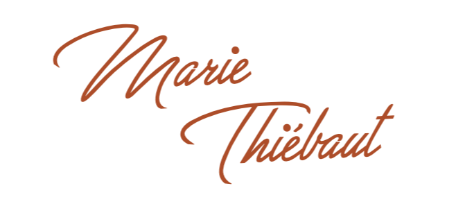 Signature manuscrite avec le nom 'Marie Thiébaut' en cursive brune sur fond noir.