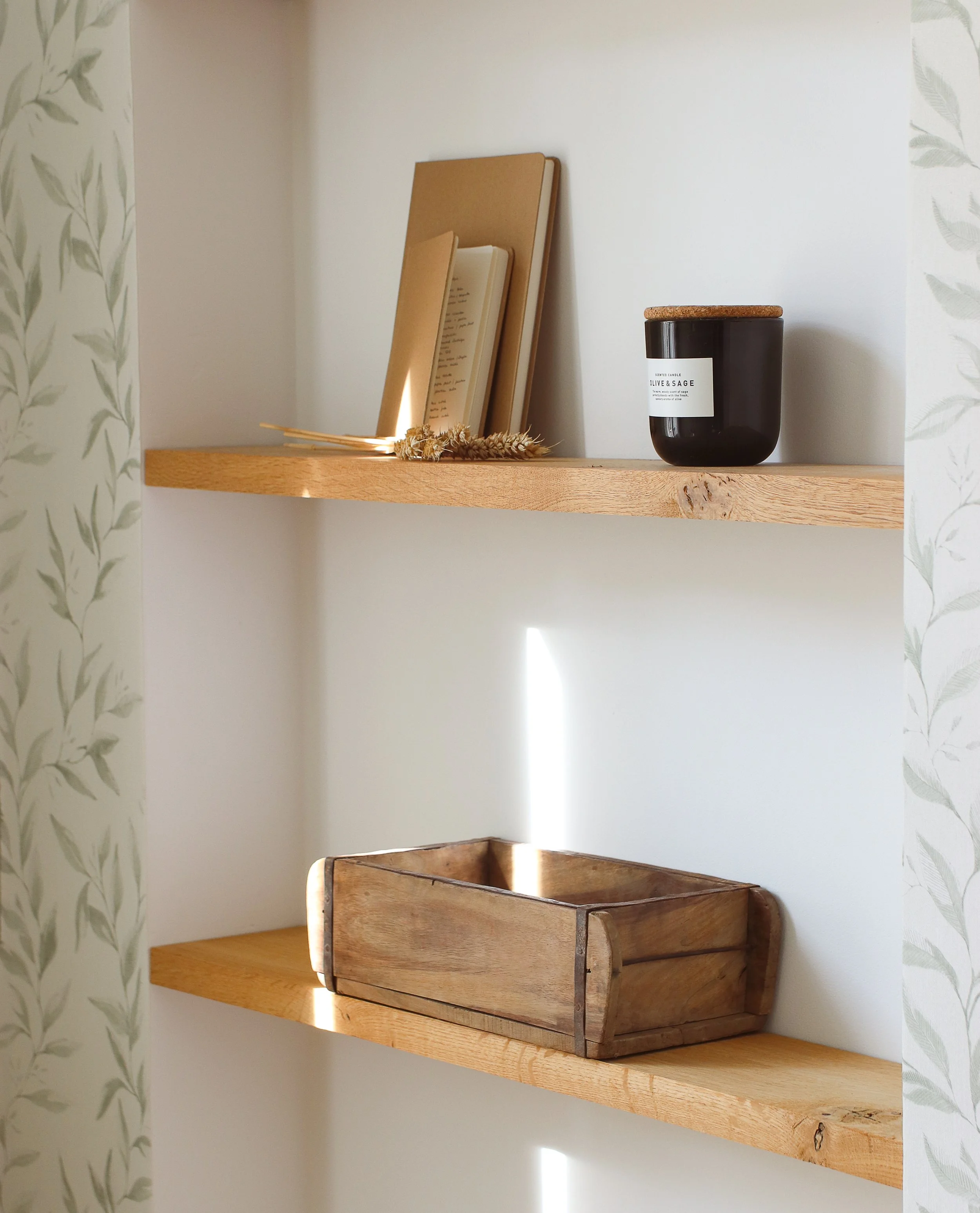 Niche avec étagères en bois, déco bois