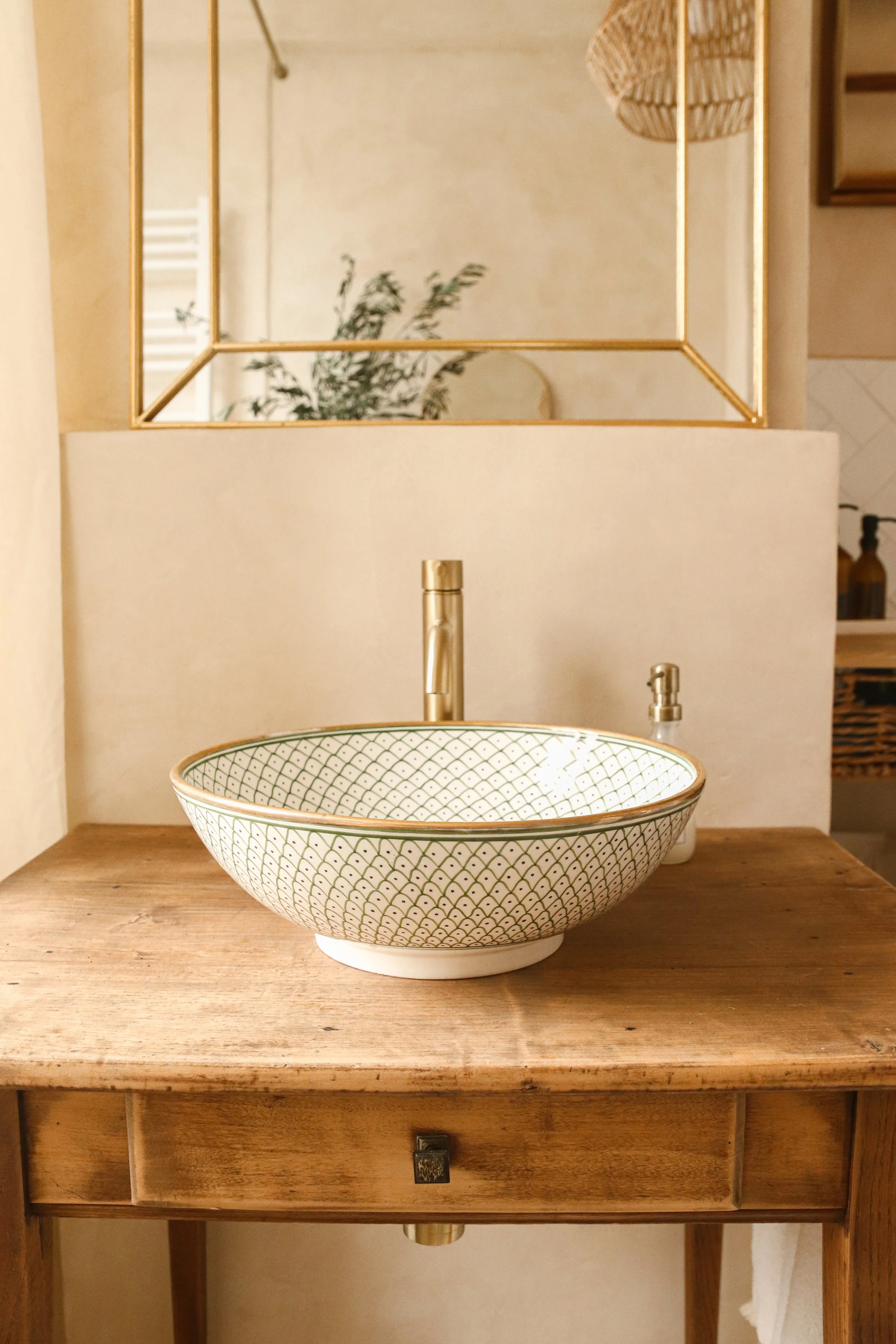 Meuble vasque sur mesure avec table bois chinée, vasque fait main par un artisan, robinet en laiton et miroir en laiton - ambiance chaleureuse et naturelle