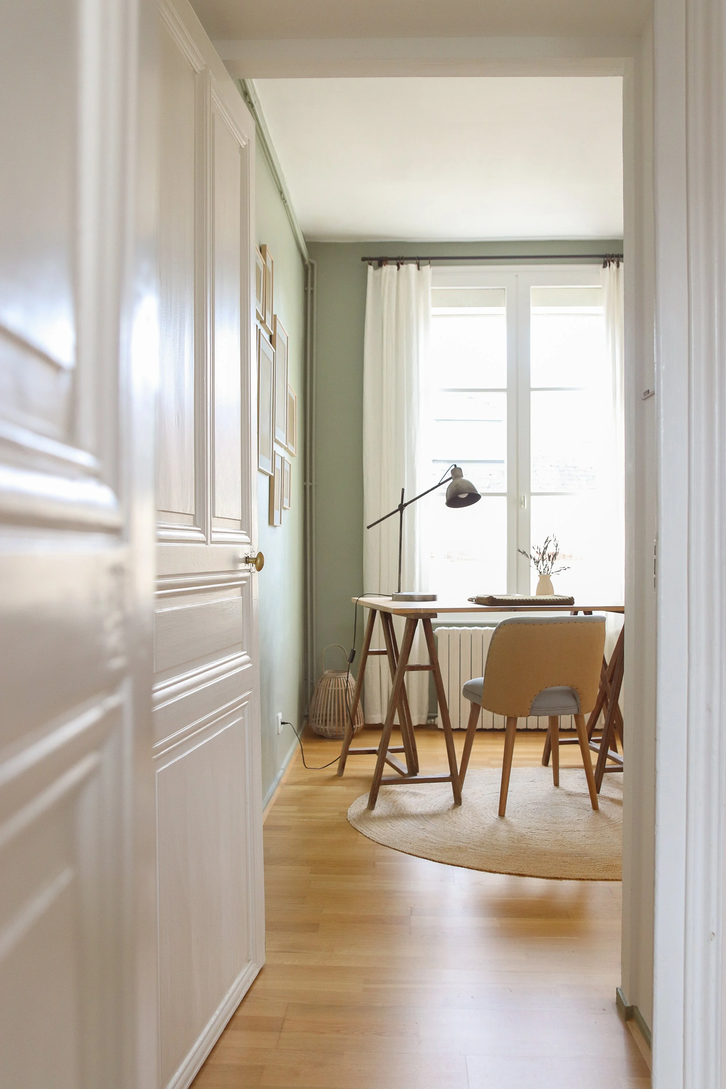 Bureau murs verts dans appartement haussmannien lumineux