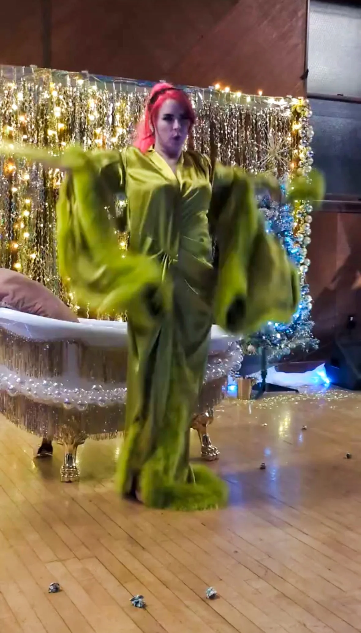 "Tublesque" with champagne pour 
Song: "Time of the Season" by The Zombies 
Photo: Ana Actual