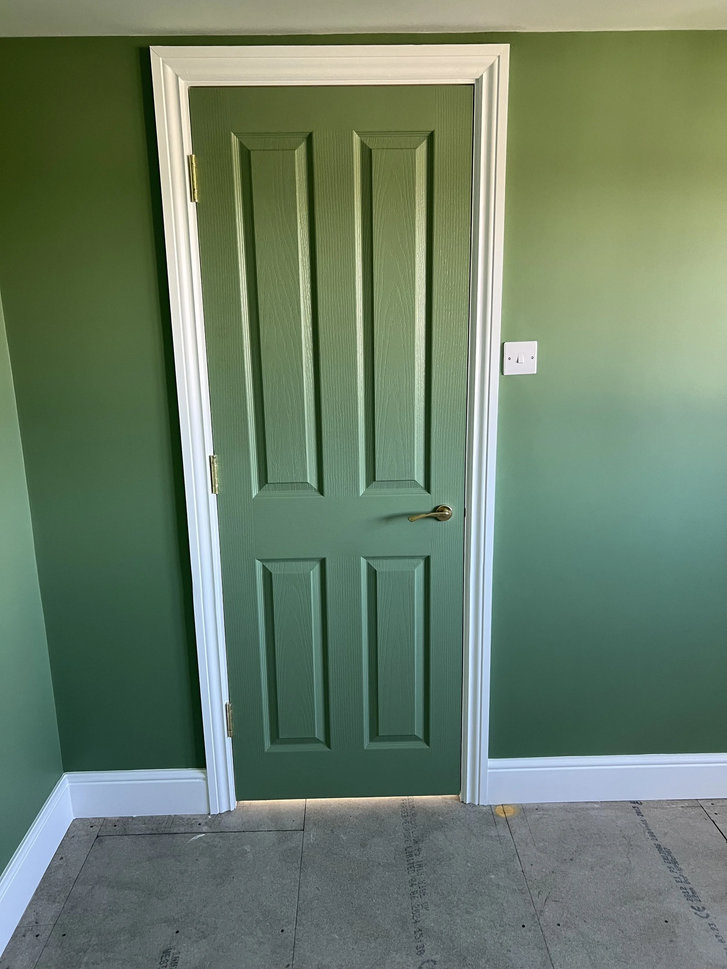 Rich mid-tone walls and colour-matched woodwork for a bold, seamless finish.