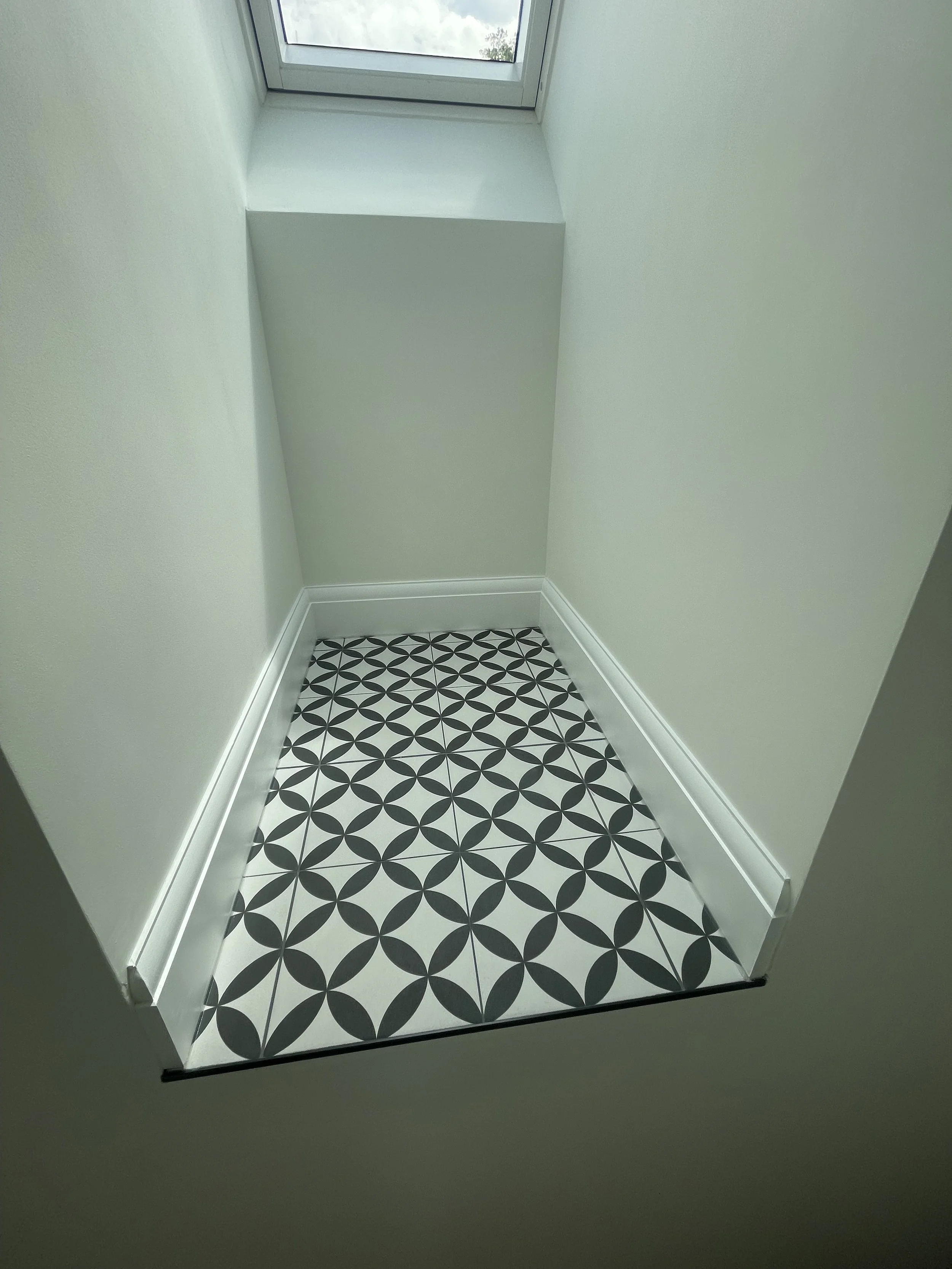 Decorative recess with geometric tiling and crisp white surrounds.