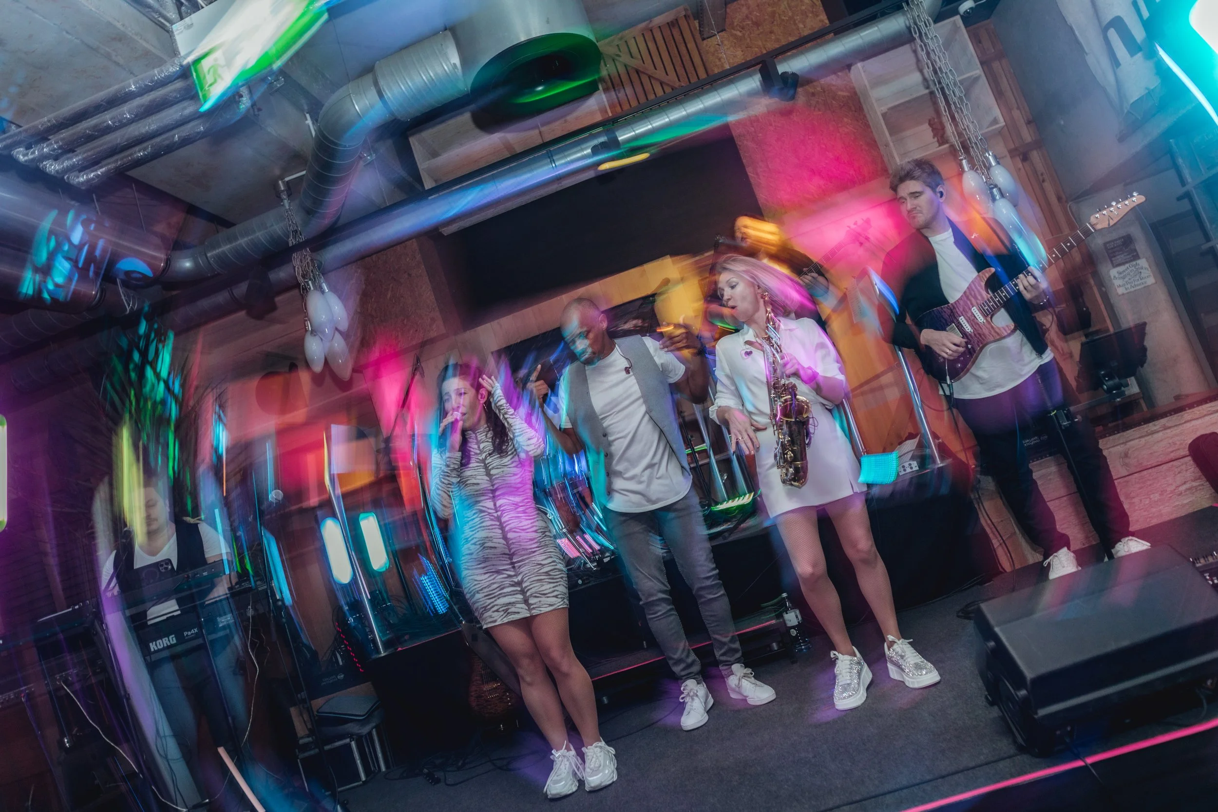 Menschen, die in einer Bar oder einem Club mit Musik und Lichtern Karaoke singen und musizieren.