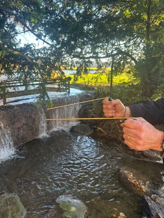 Mains avec baguettes en L