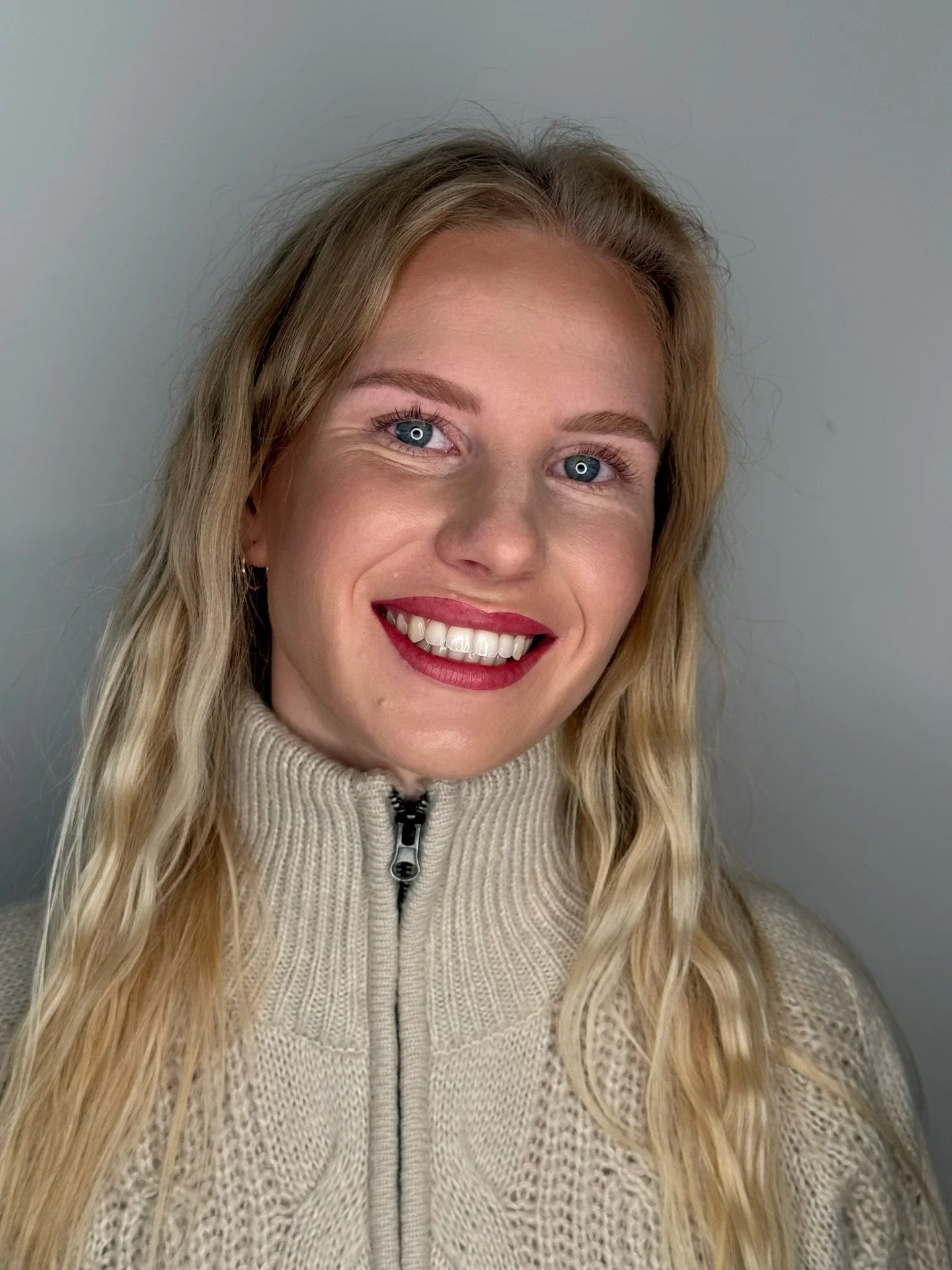 Powderlips- Skizze- Finish- before&amp;after ✨ 

Schritt f&uuml;r Schritt und mit Perfektion zu deine perfekten Lippen. Ich finde, sie strahlt so sehr durch das Ergebnis. 😍✨ 

Schreibt mir unbedingten die Kommentare wie es euch gef&auml;llt! 🫶🏼 

