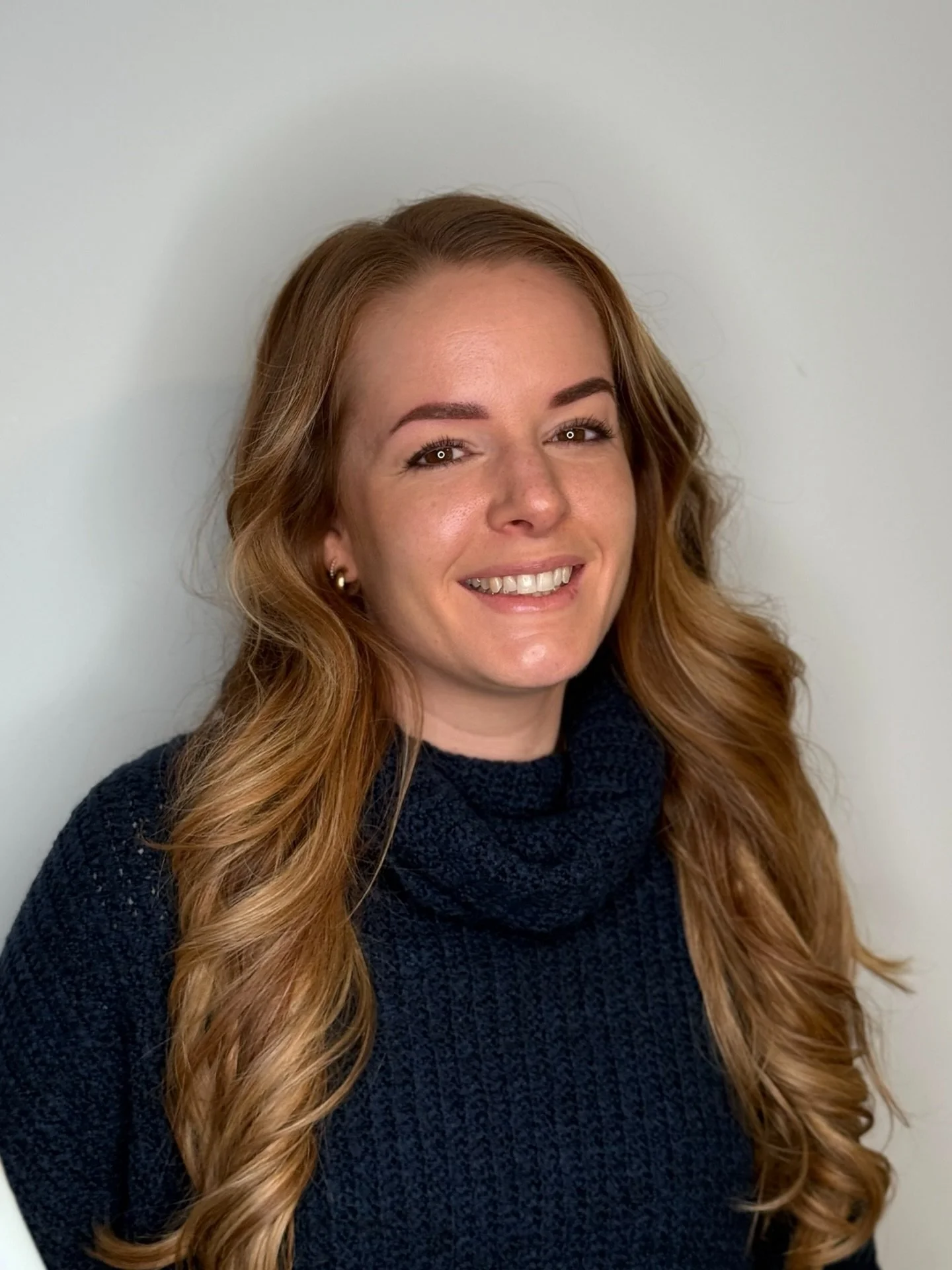 Powderbrows Art ✍🏼🧑&zwj;🎨

Vorher starke Asymmetrie und jetzt perfekte, nat&uuml;rliche Augenbrauen. 😍 

Was sagt ihr?🫶🏼 

#powderbrows #schoenpunktpowderbrows #permanentmakeupansbach