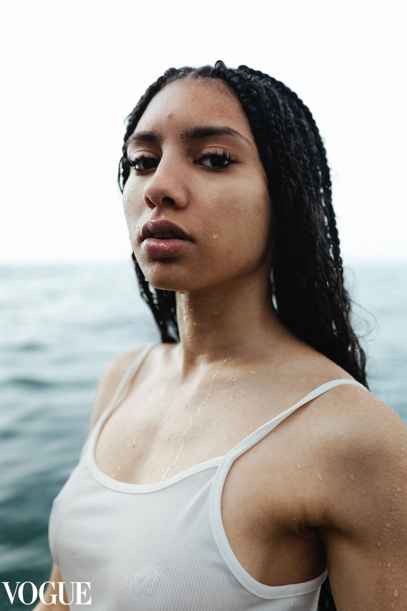 01-ragazza-con-il-mare-alle-spalle-e-le-gocce-sul-viso-pubblicata-su-vogue.jpg