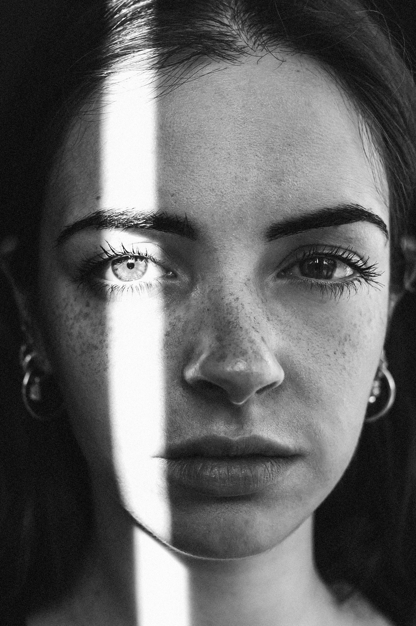 03-primo-piano-bianco-e-nero-di-una-ragazza.jpg