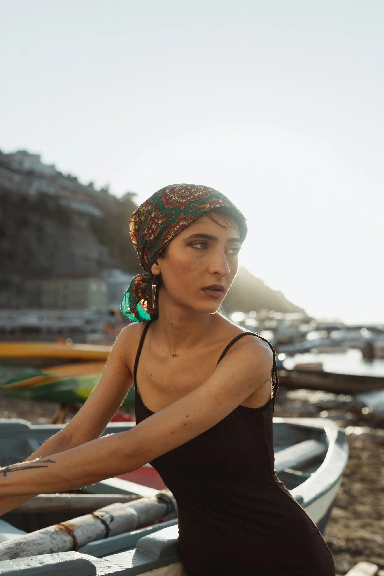 11-ragazza-con-bandana-colorata-al-molo-di-sorrento.jpg