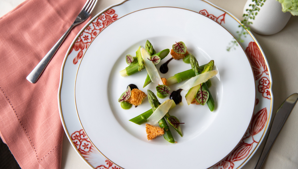 Norfolk asparagus served with nori butter and toasted brioche on a neatly presented plate.