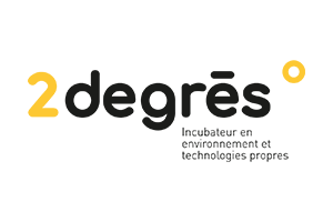 Logo for 2 degrees, with the text 'Incubateur en environnement & technologies propres' beneath it.