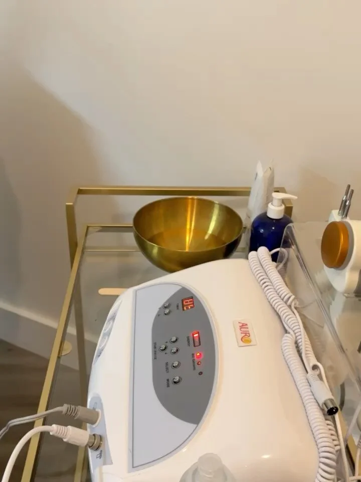 NEW TREATMENT 🔔🖤

Let&rsquo;s talk all about Microcurrent - Drop your questions down below. 

Now available for booking ✨