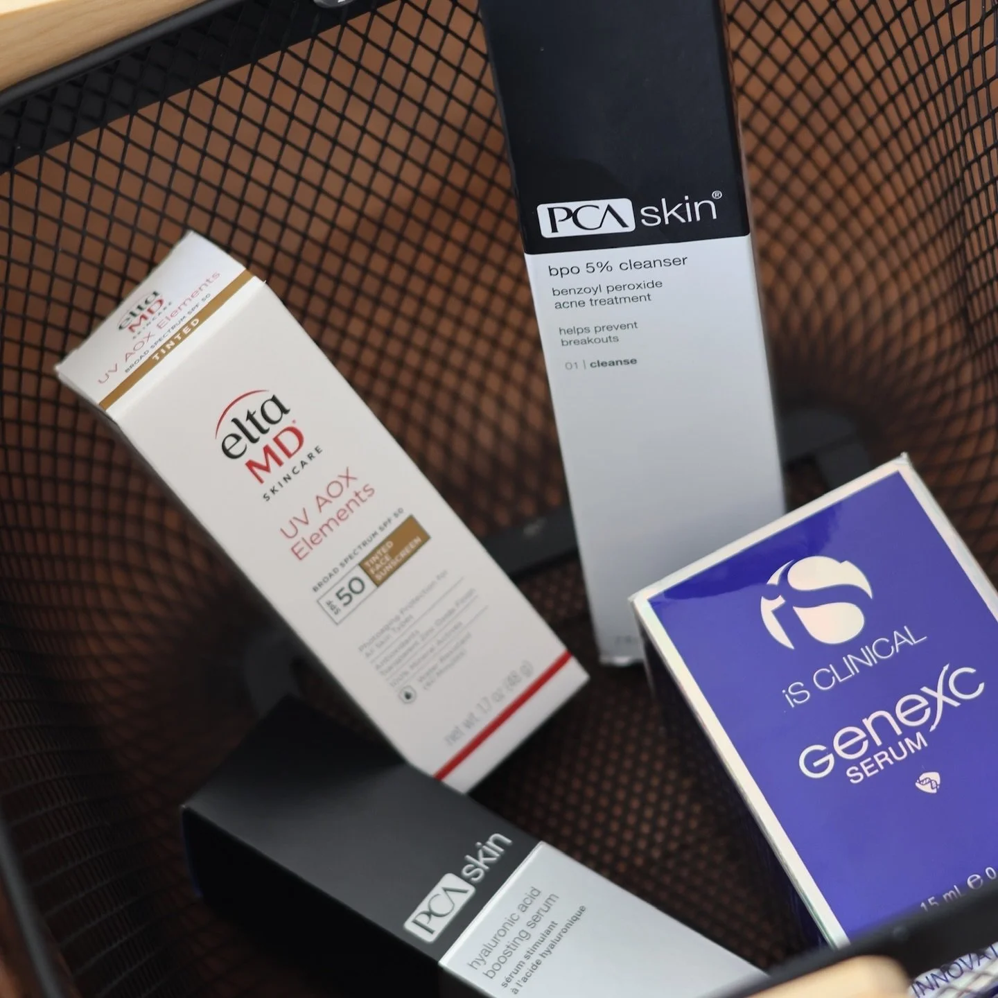 Time for a refresh on your home care routine?

Our Licensed Esthetician&rsquo;s are here to answer all of your questions &amp; create custom systems curated just for your needs 💌