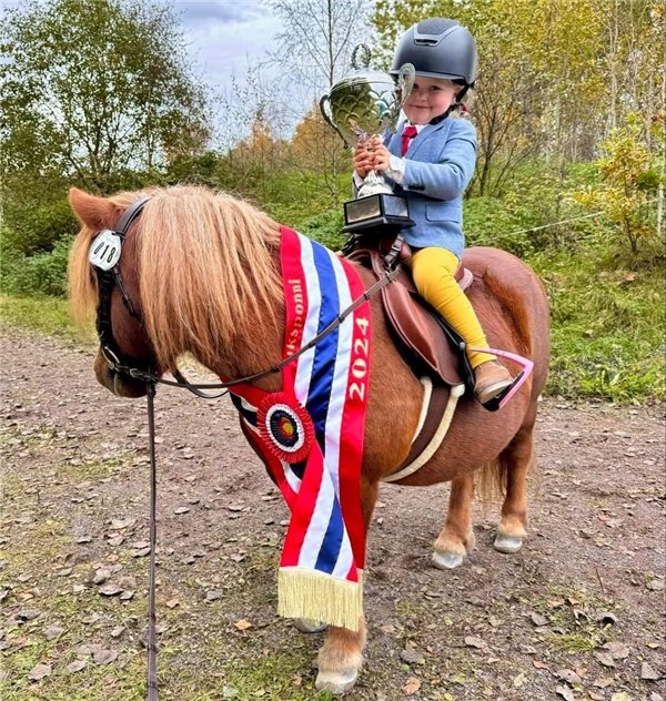 Årets bruksponni Merkisayre Commander, med rytter Wilora Isabell Eide, 4 år. 