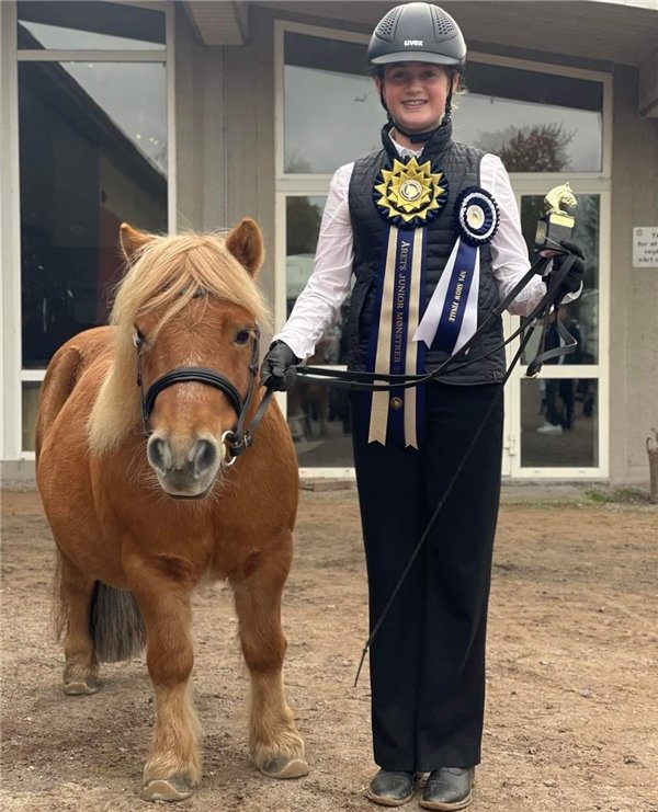  Vinner av mønstring for barn og unge: Victoria Aas, 12 år, med ponnien Lucas. 