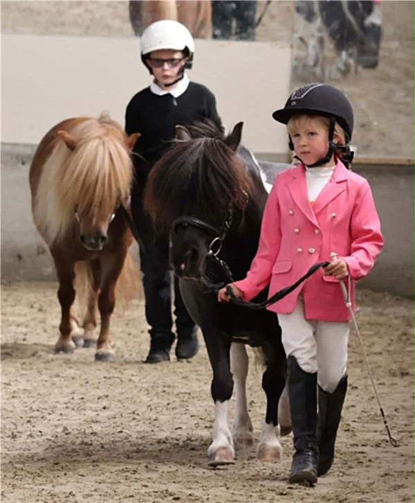  Konsentrerte deltakere i mønstringsklasse for barn og unge. Foto: Kristine Marie Joa. 