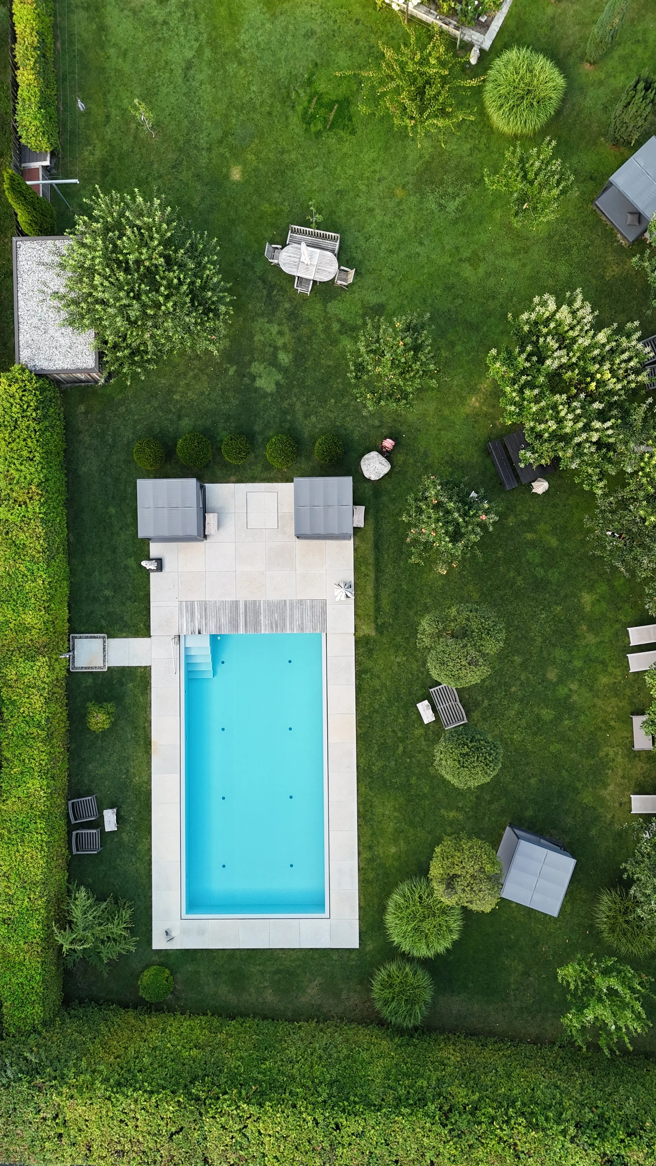 Beheizter Outdoor-Pool im großen Garten samt Liegeflächen