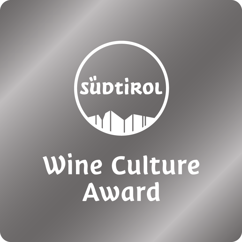 Ein graues Bild mit einem weißen Logo und Text, das einen Weinpreis von Südtior zeigt.