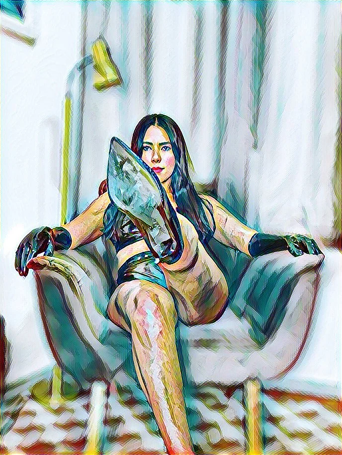 Desenho digital de uma mulher com cabelo escuro, usando luvas pretas e uma roupa provocante, sentada em um sofá com uma perna cruzada. Ela segura um travesseiro na mão direita e uma TV remota na esquerda, diante de uma cortina branca ao fundo.