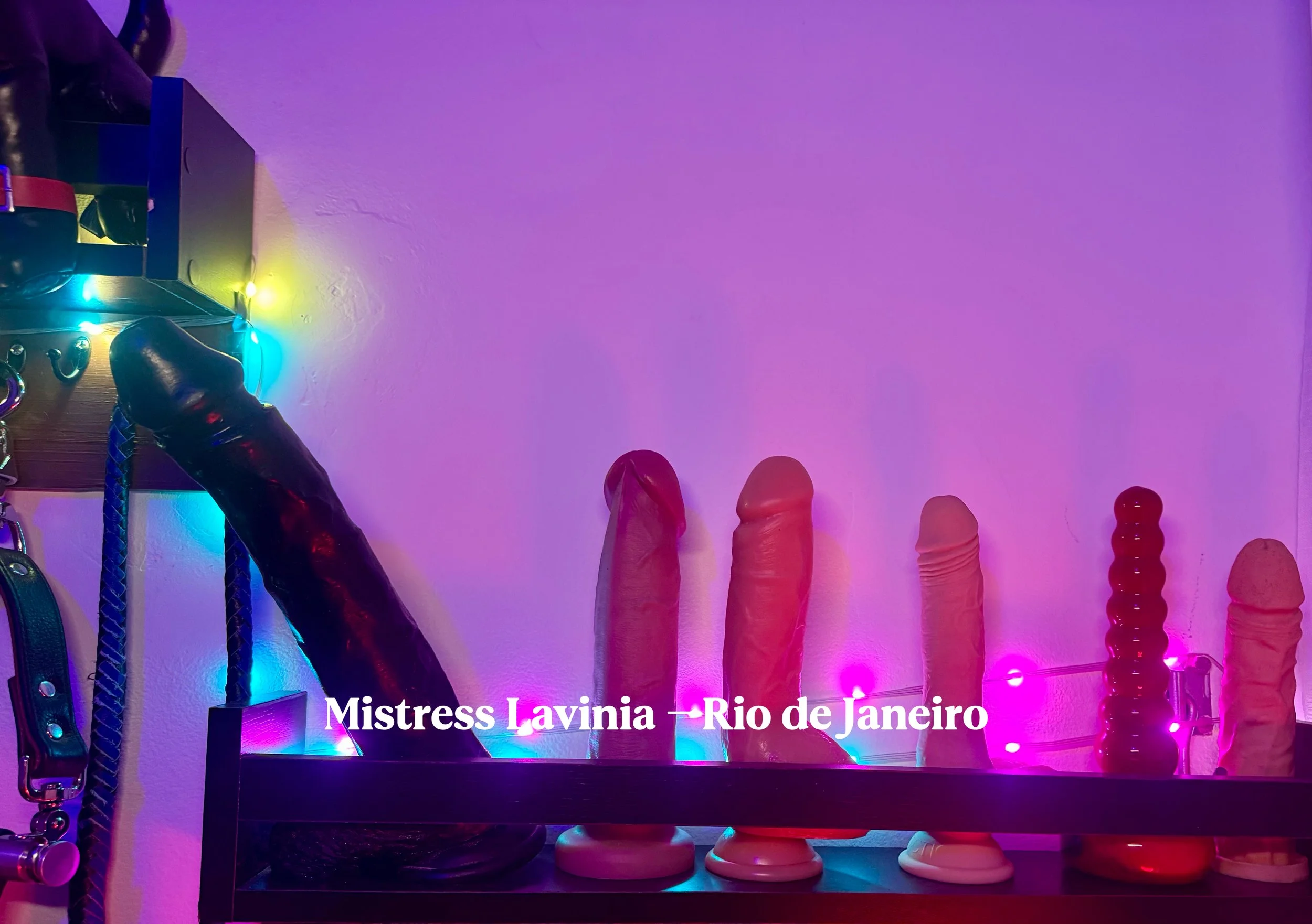 registros de sex toys decorados com luzes coloridas em um quarto