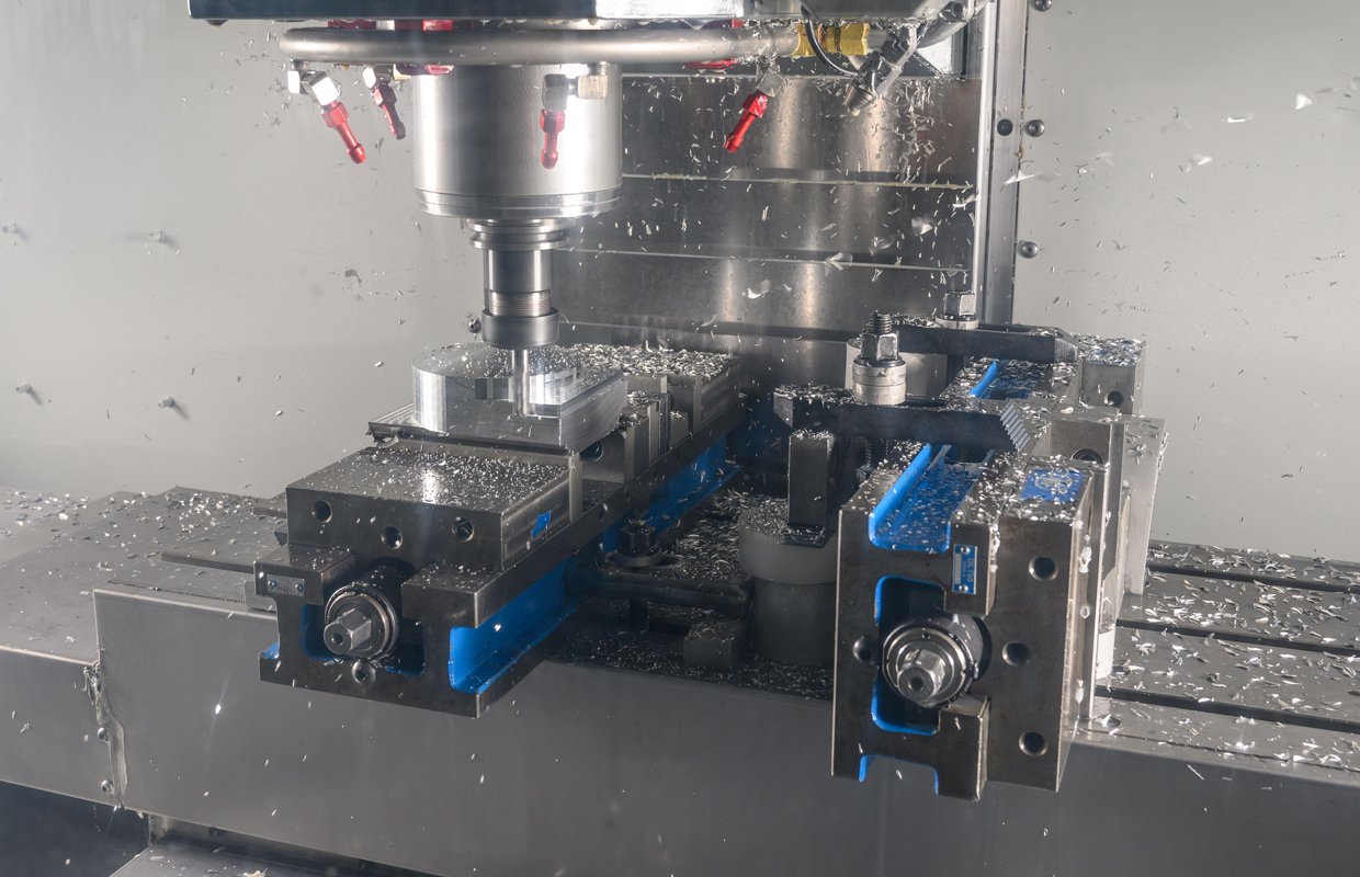 CNC-maskin som bearbetar metall, metallspån och borr.